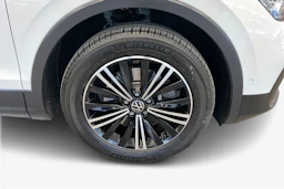 Valkoinen Volkswagen Tiguan 2023 kuva 9.