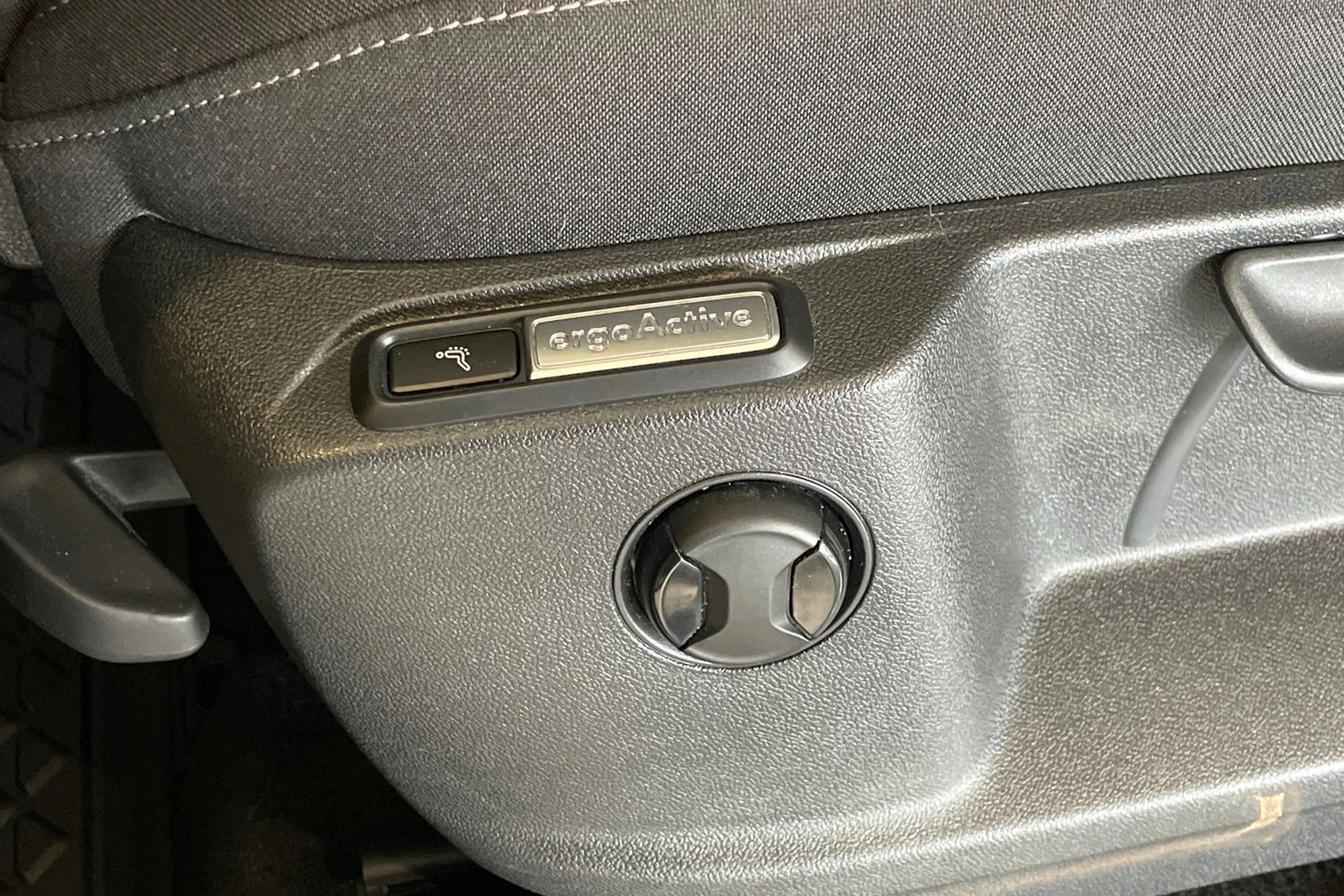 Valkoinen Volkswagen Tiguan 2023 kuva 11.