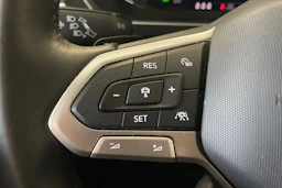 Valkoinen Volkswagen Tiguan 2023 kuva 12.