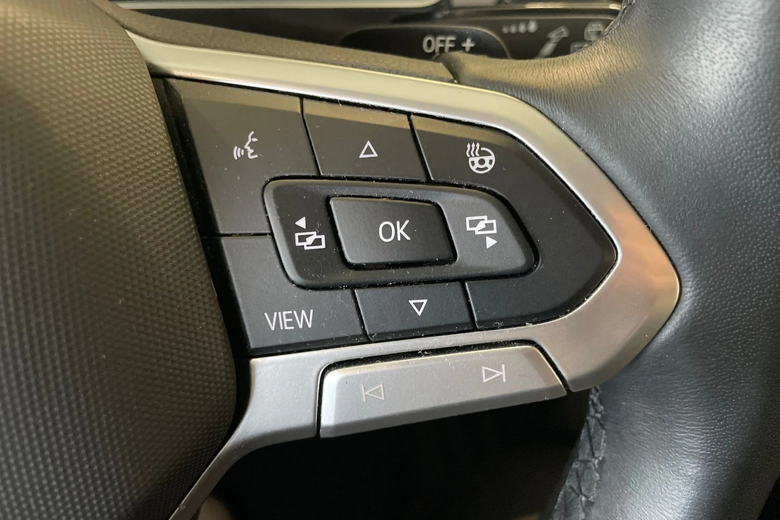 Valkoinen Volkswagen Tiguan 2023 kuva 13.