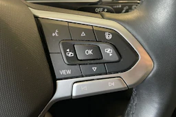 Valkoinen Volkswagen Tiguan 2023 kuva 13.