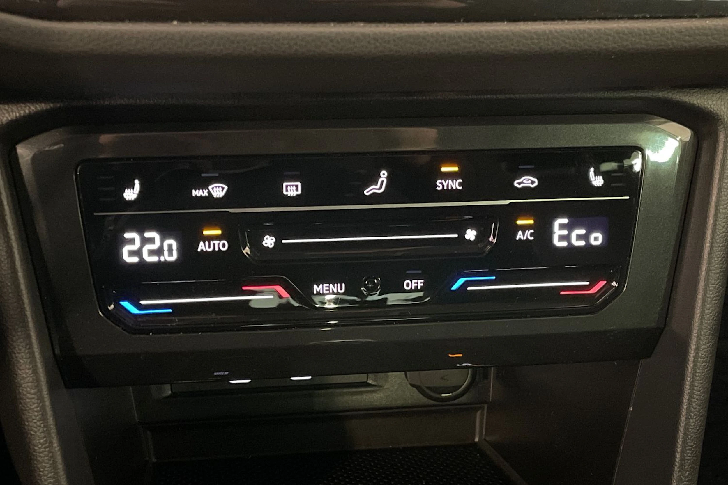 Valkoinen Volkswagen Tiguan 2023 kuva 14.