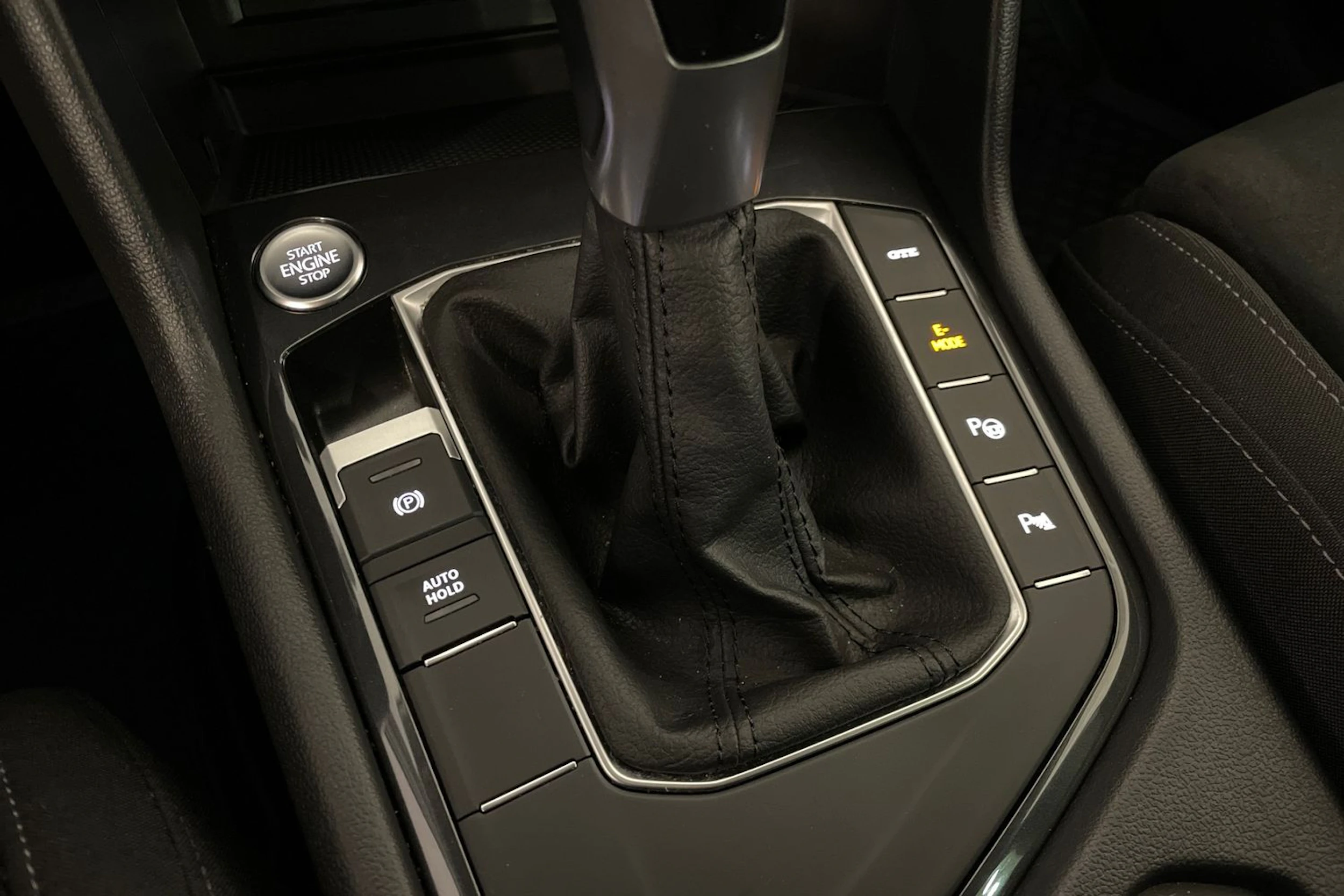 Valkoinen Volkswagen Tiguan 2023 kuva 15.