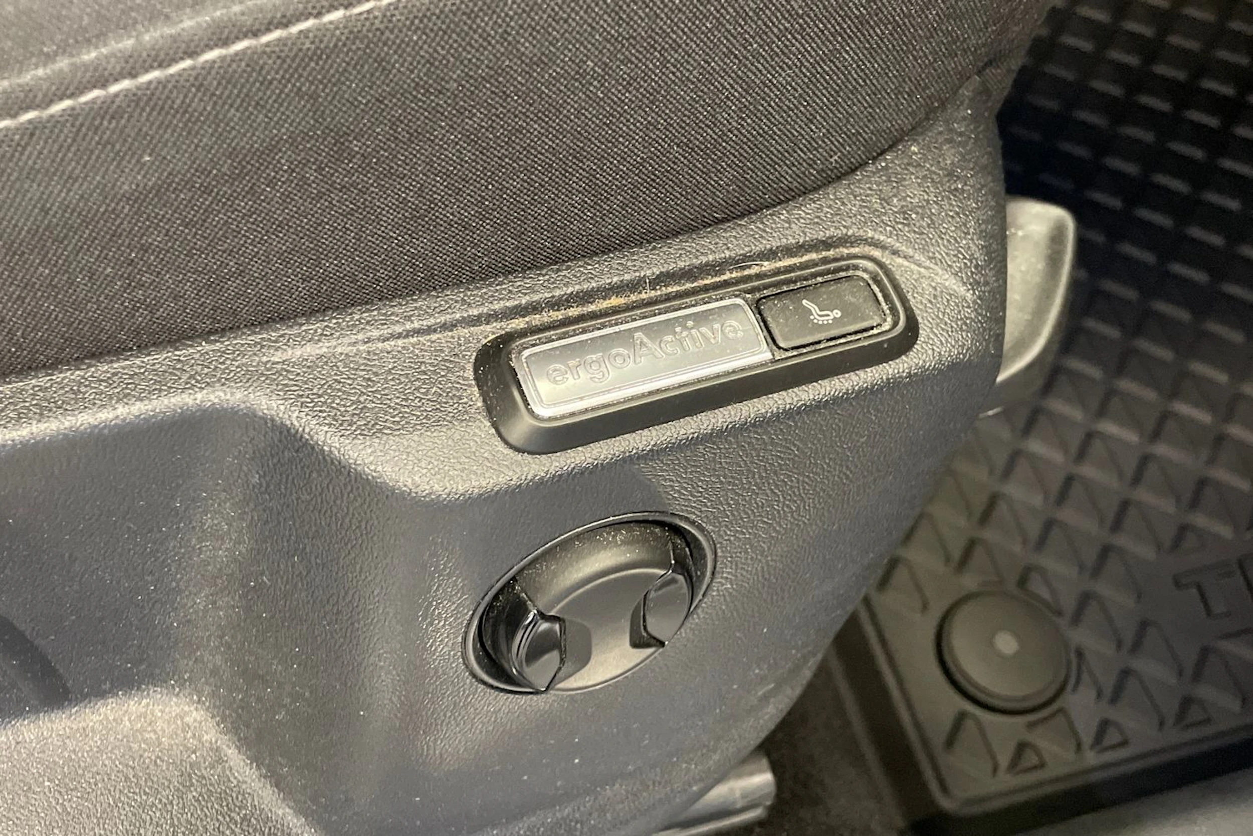 Valkoinen Volkswagen Tiguan 2023 kuva 17.