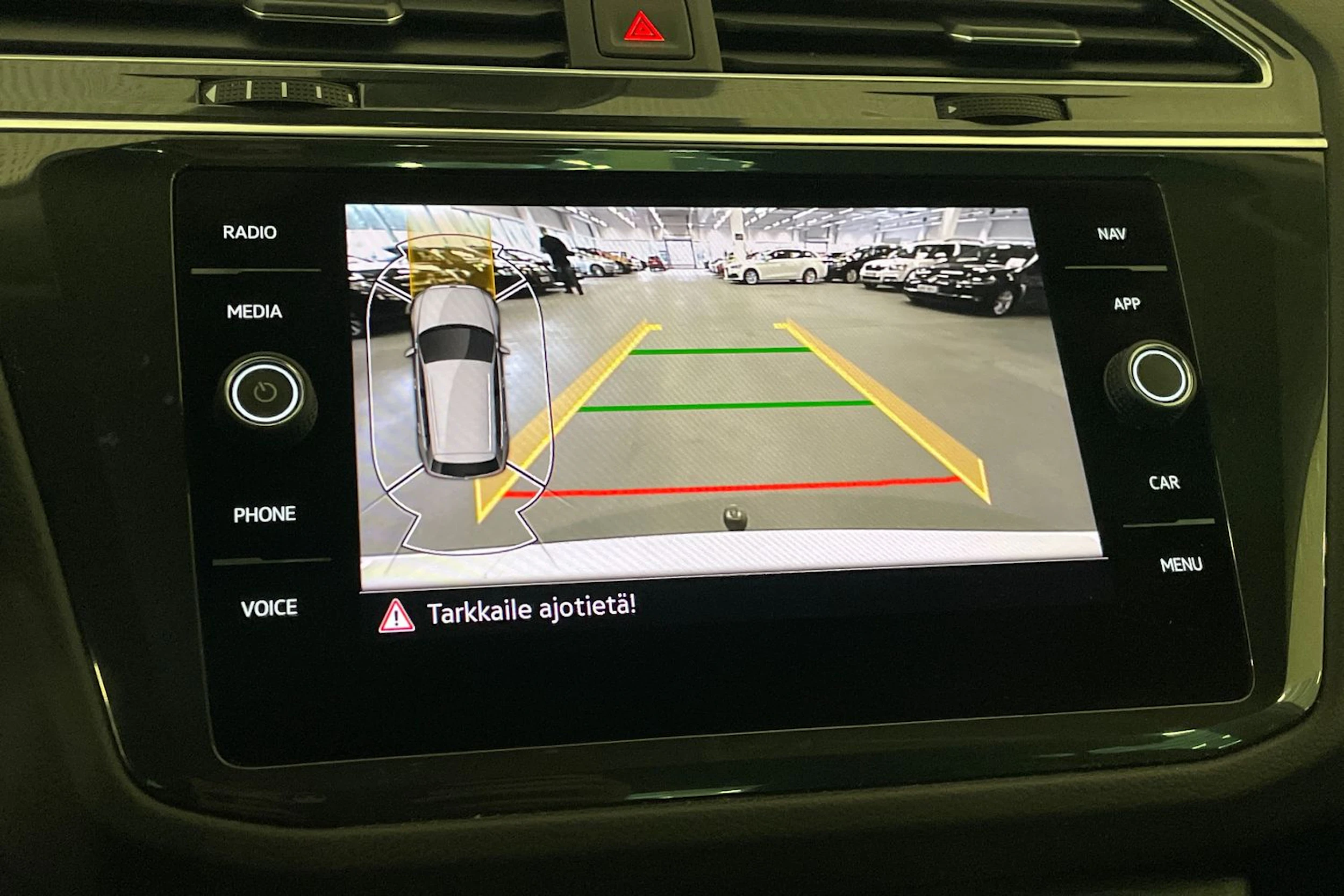 Valkoinen Volkswagen Tiguan 2023 kuva 20.