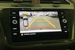 Valkoinen Volkswagen Tiguan 2023 kuva 20.
