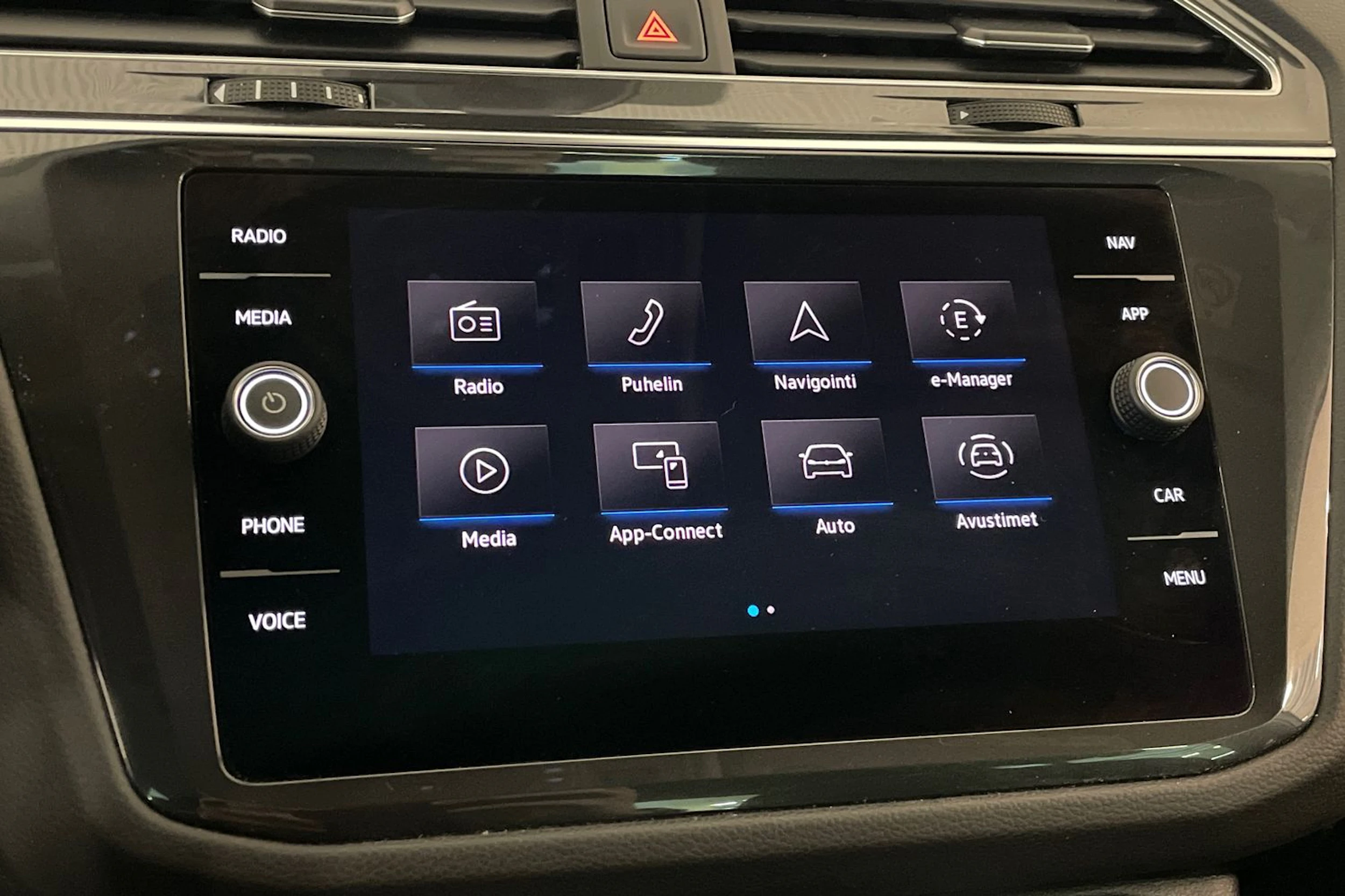 Valkoinen Volkswagen Tiguan 2023 kuva 22.