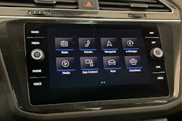 Valkoinen Volkswagen Tiguan 2023 kuva 22.