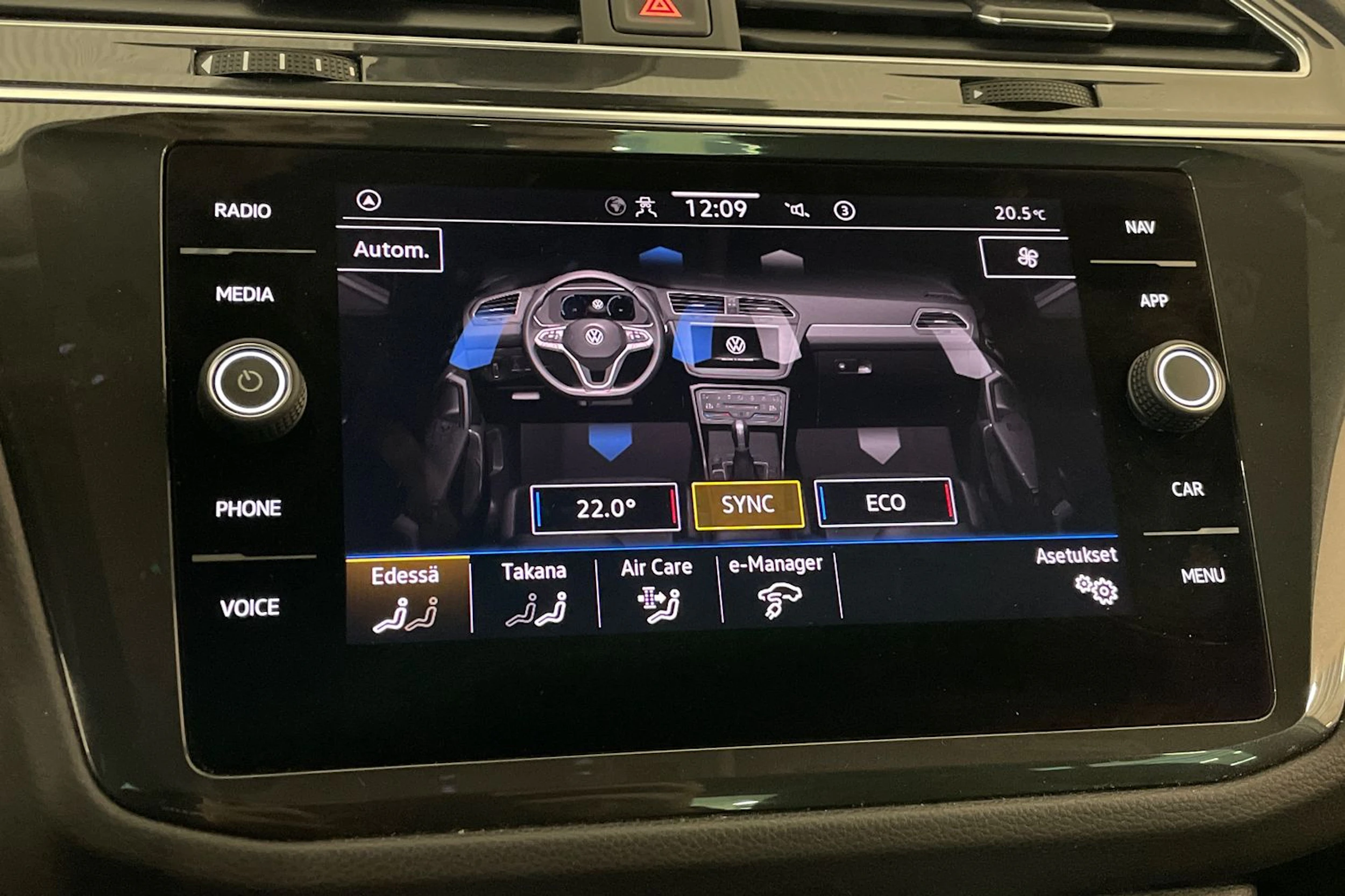Valkoinen Volkswagen Tiguan 2023 kuva 23.