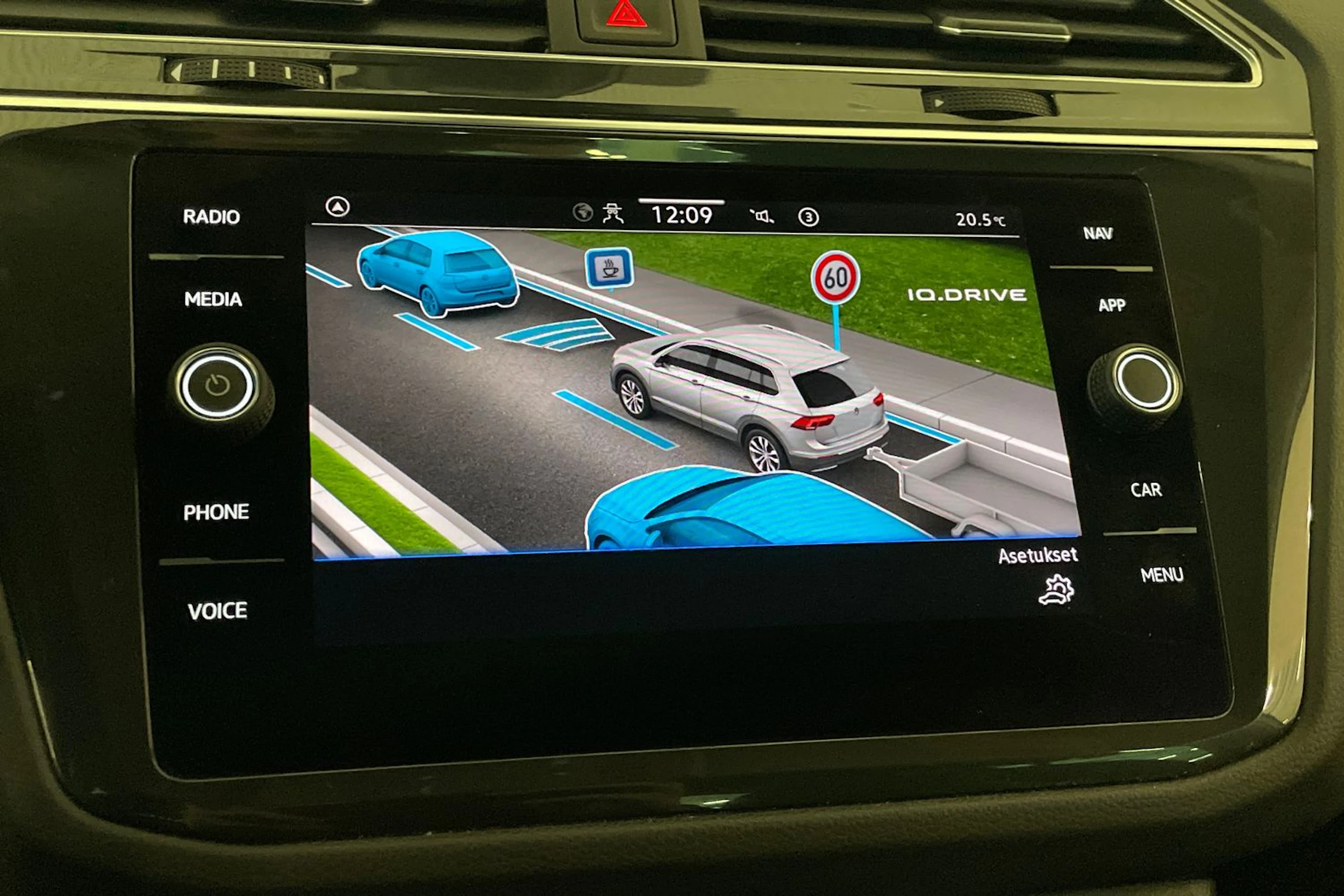 Valkoinen Volkswagen Tiguan 2023 kuva 24.