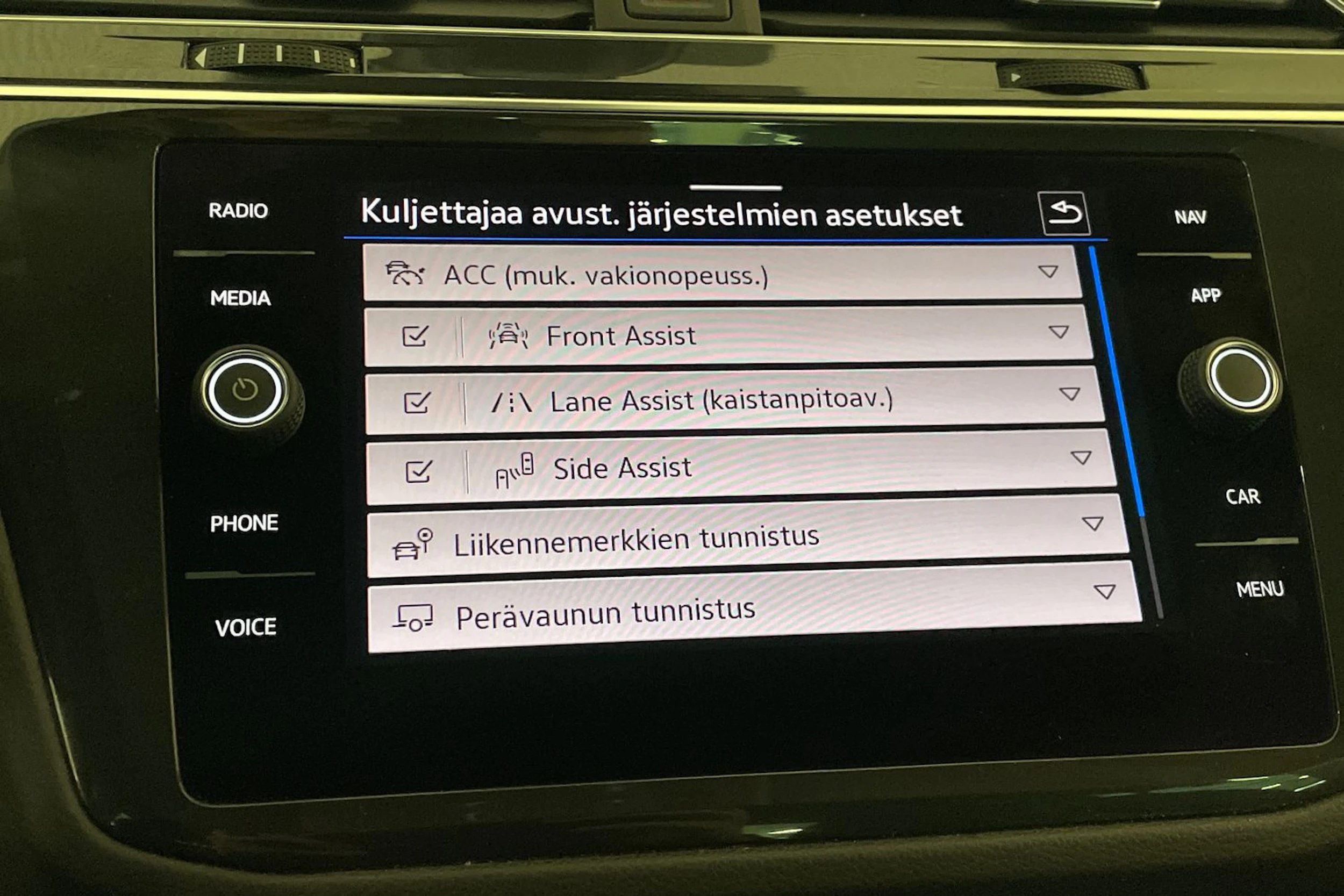 Valkoinen Volkswagen Tiguan 2023 kuva 25.