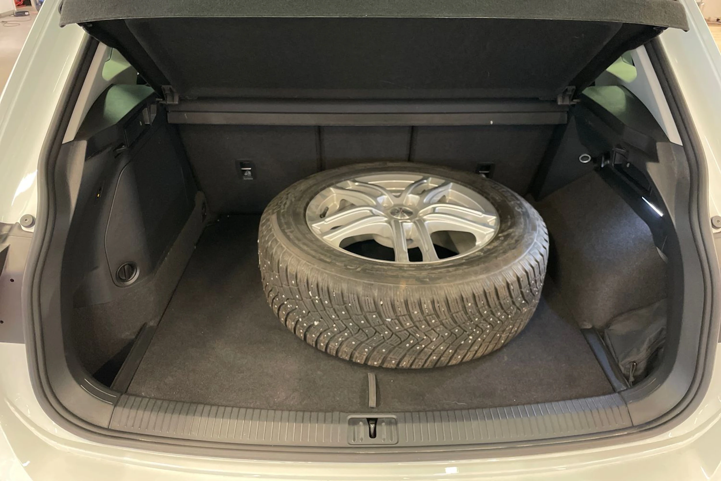 Valkoinen Volkswagen Tiguan 2023 kuva 27.