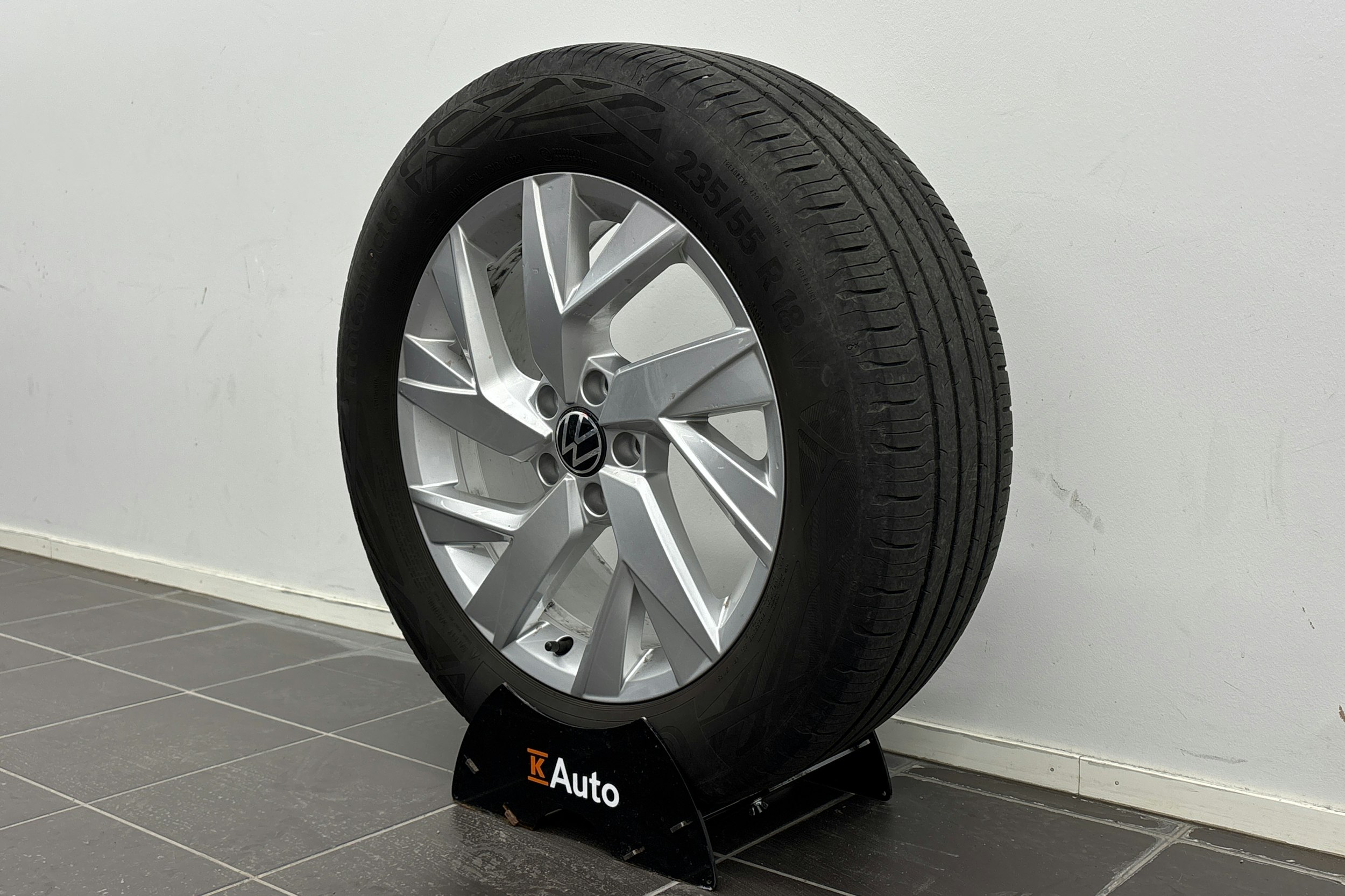 Harmaa Volkswagen Tiguan 2023 kuva 13.