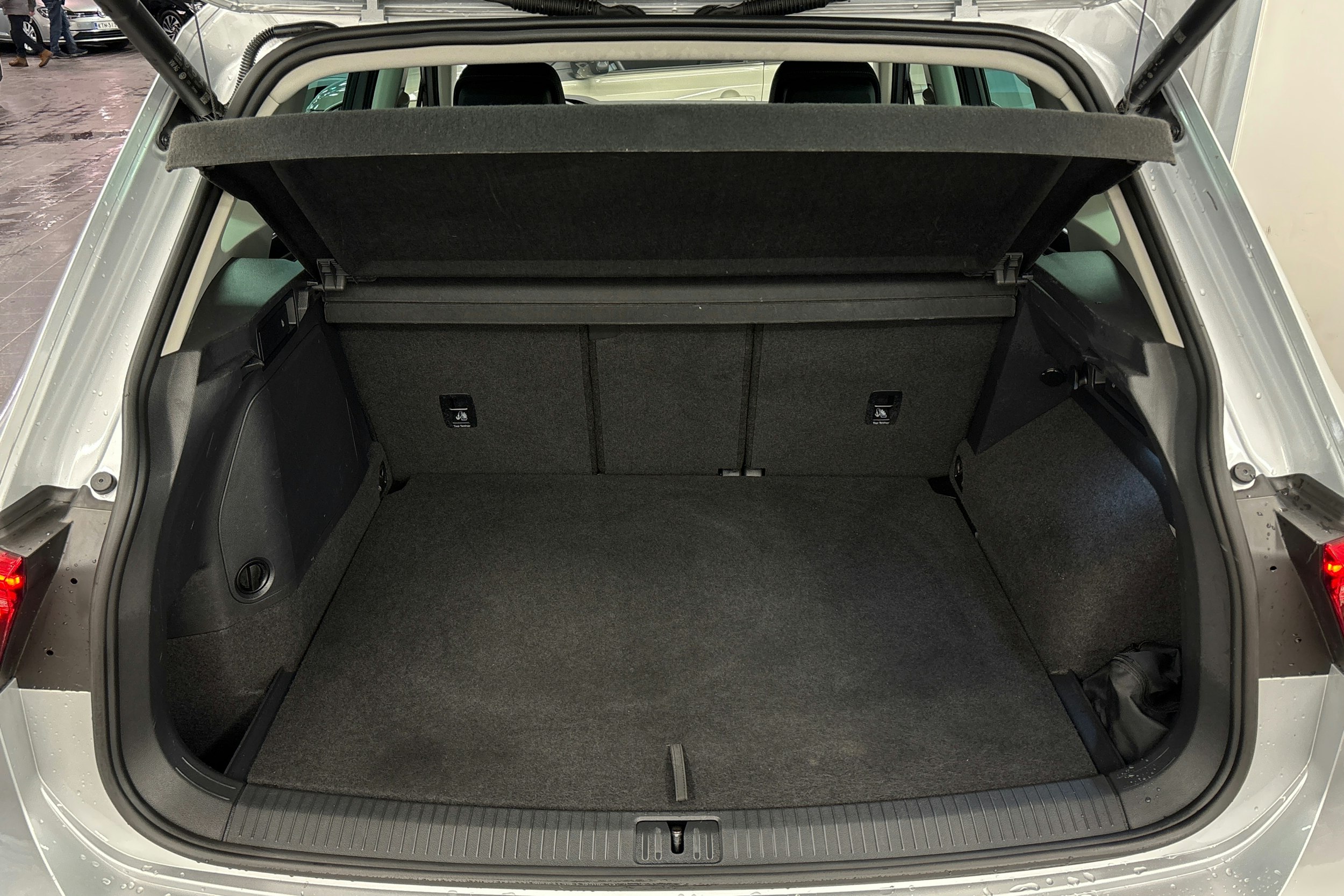 Harmaa Volkswagen Tiguan 2023 kuva 14.