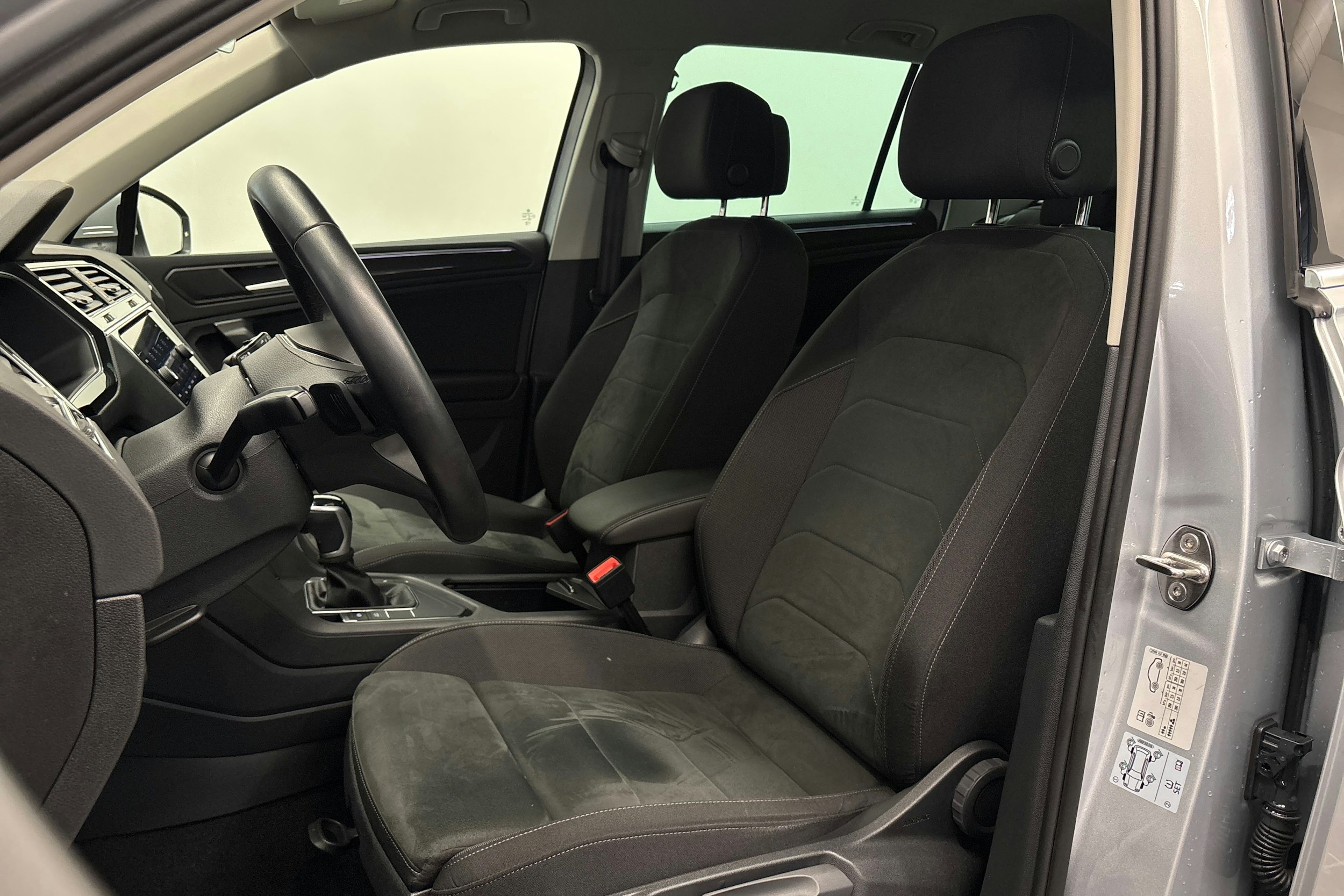 Harmaa Volkswagen Tiguan 2023 kuva 17.