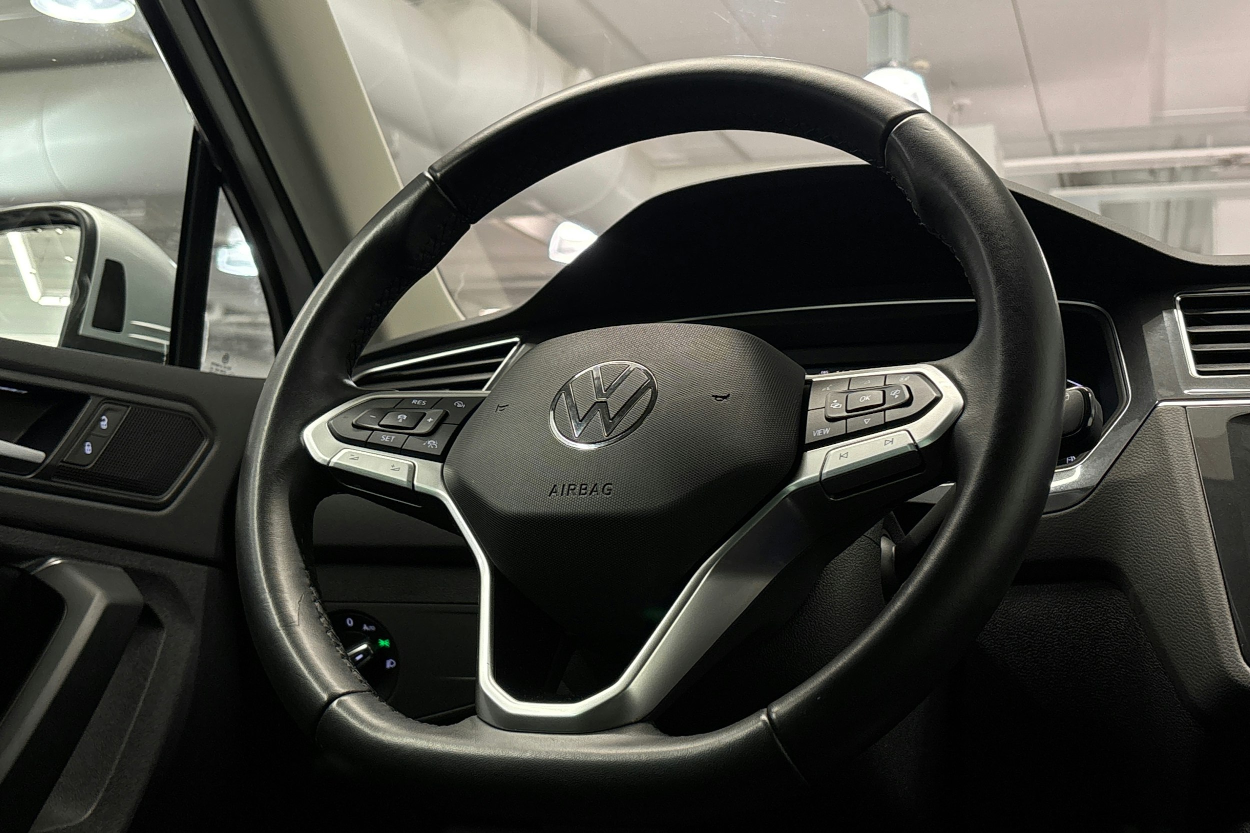 Harmaa Volkswagen Tiguan 2023 kuva 18.