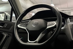 Harmaa Volkswagen Tiguan 2023 kuva 18.