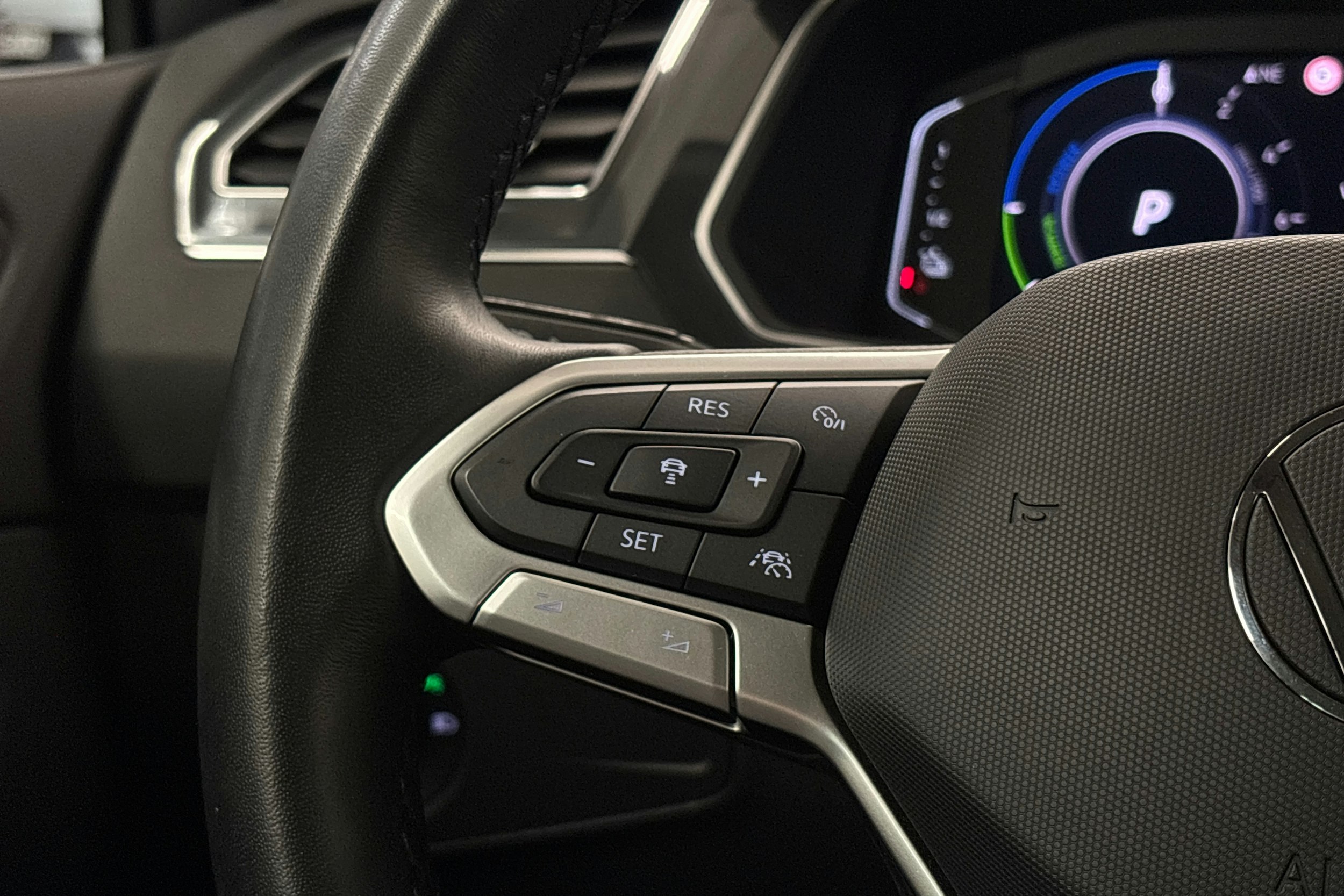 Harmaa Volkswagen Tiguan 2023 kuva 19.