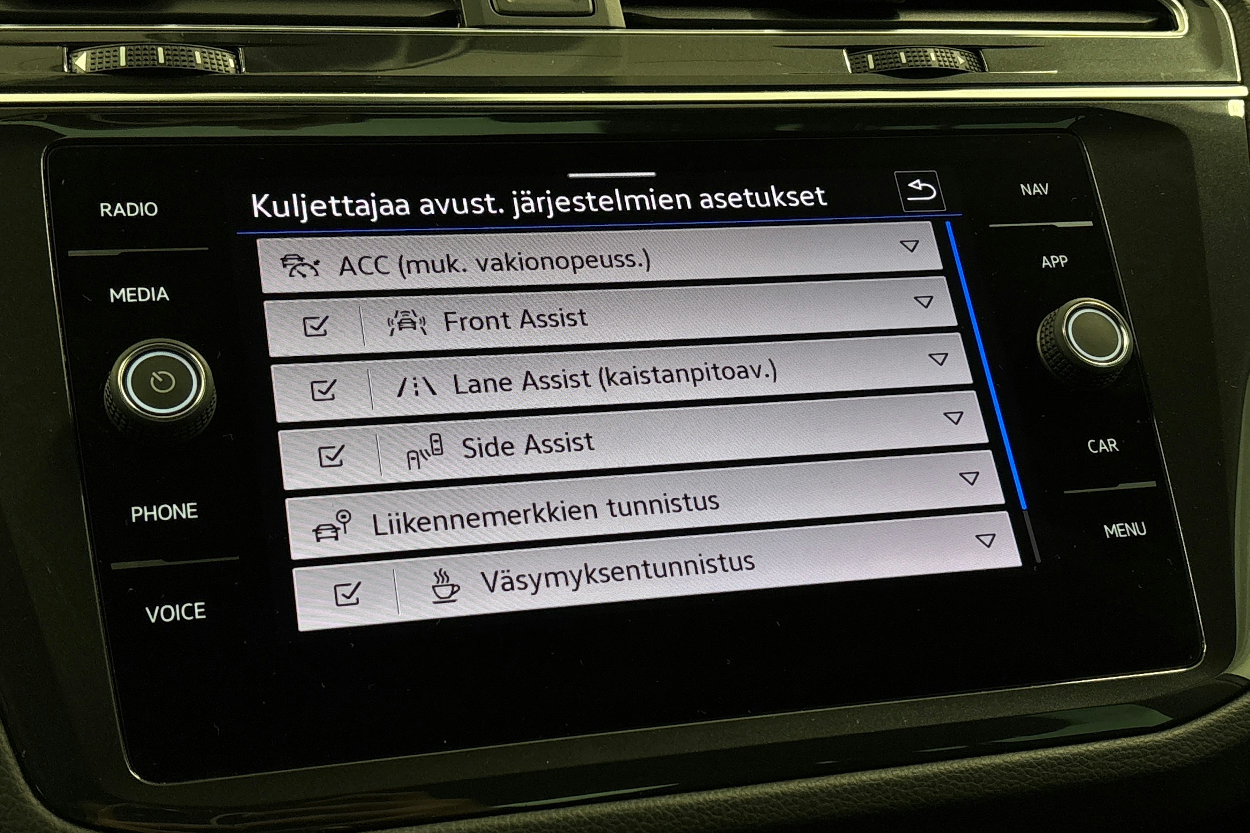 Harmaa Volkswagen Tiguan 2023 kuva 25.