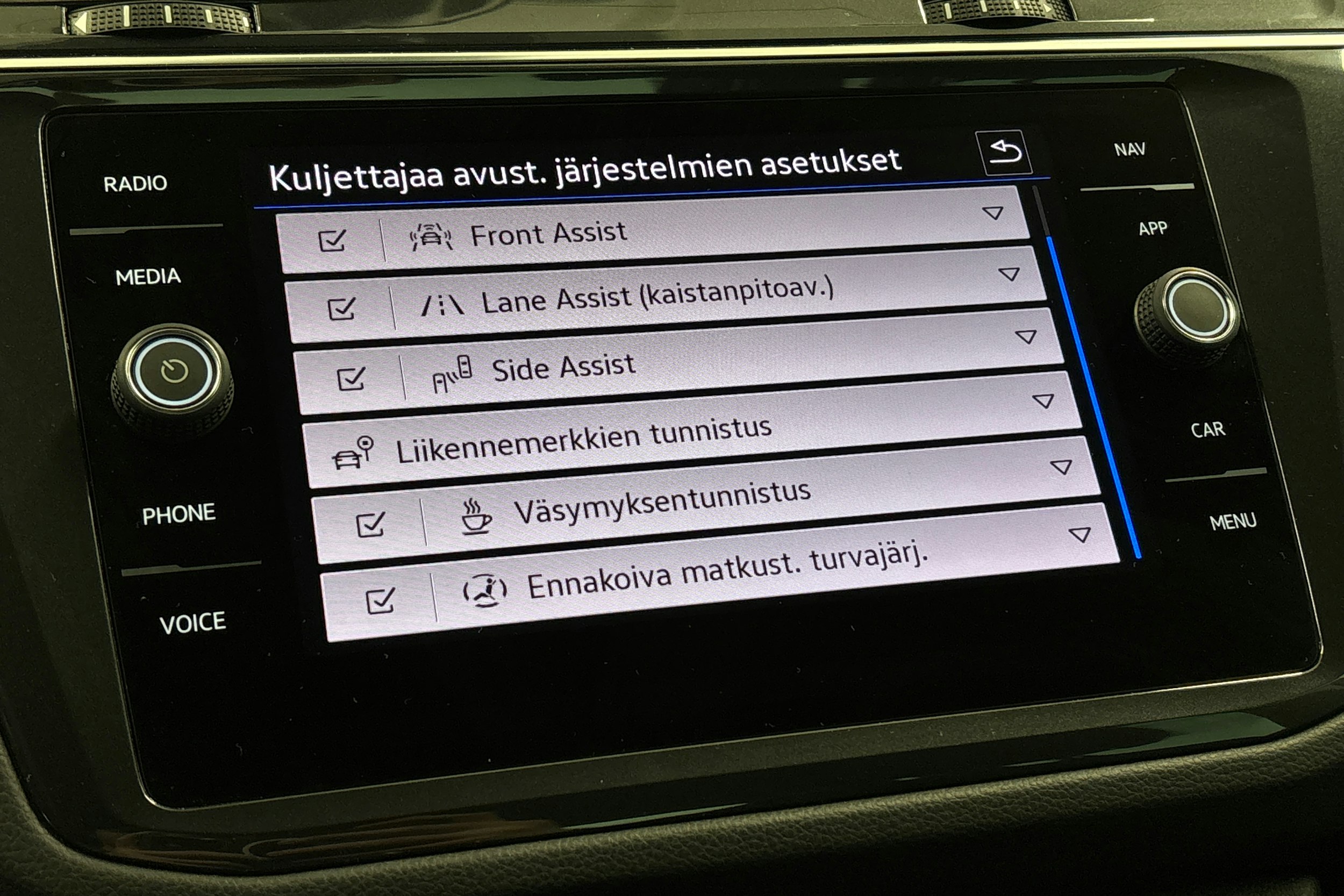 Harmaa Volkswagen Tiguan 2023 kuva 26.