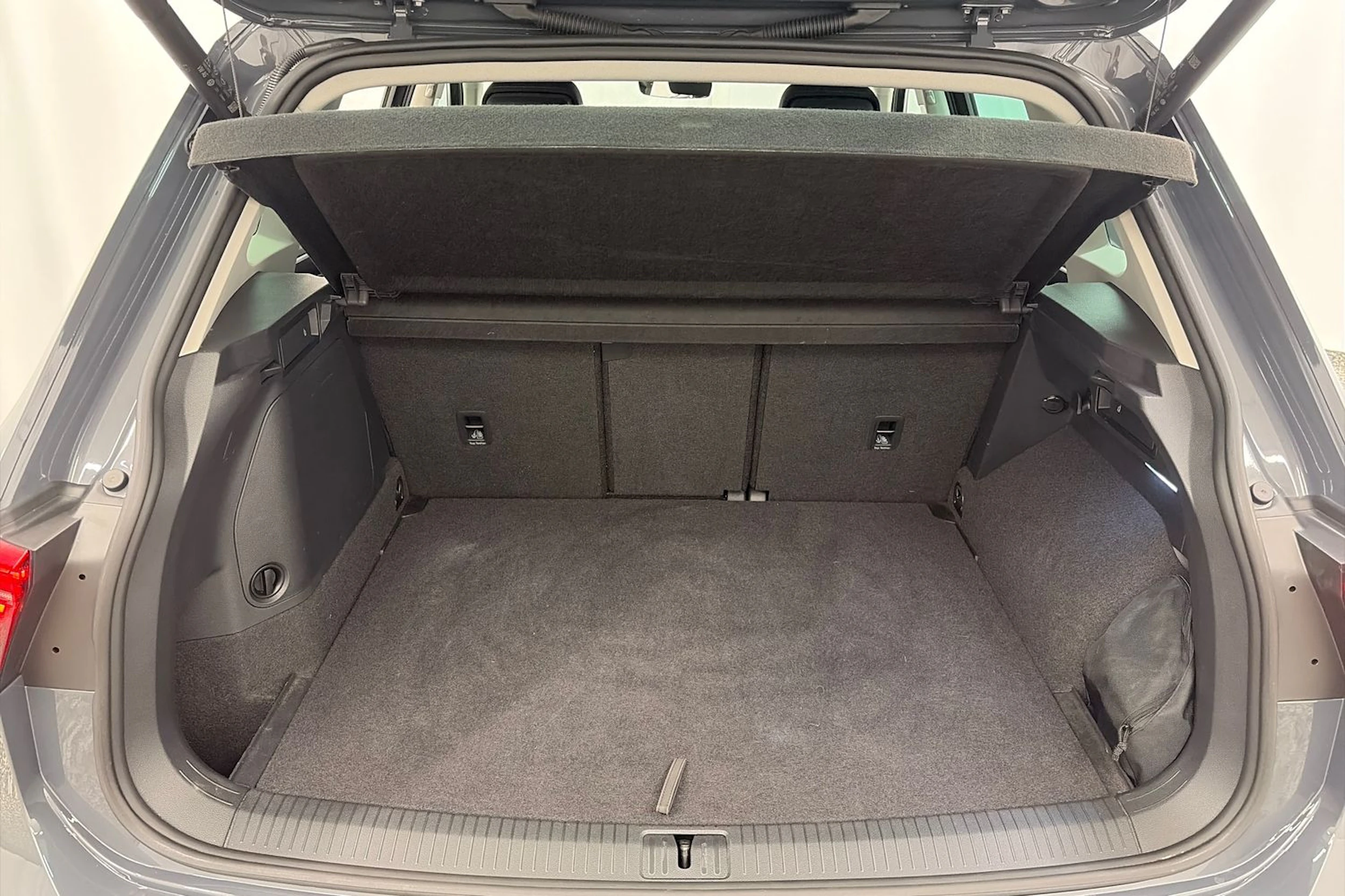 harmaa Volkswagen Tiguan 2023 kuva 15.