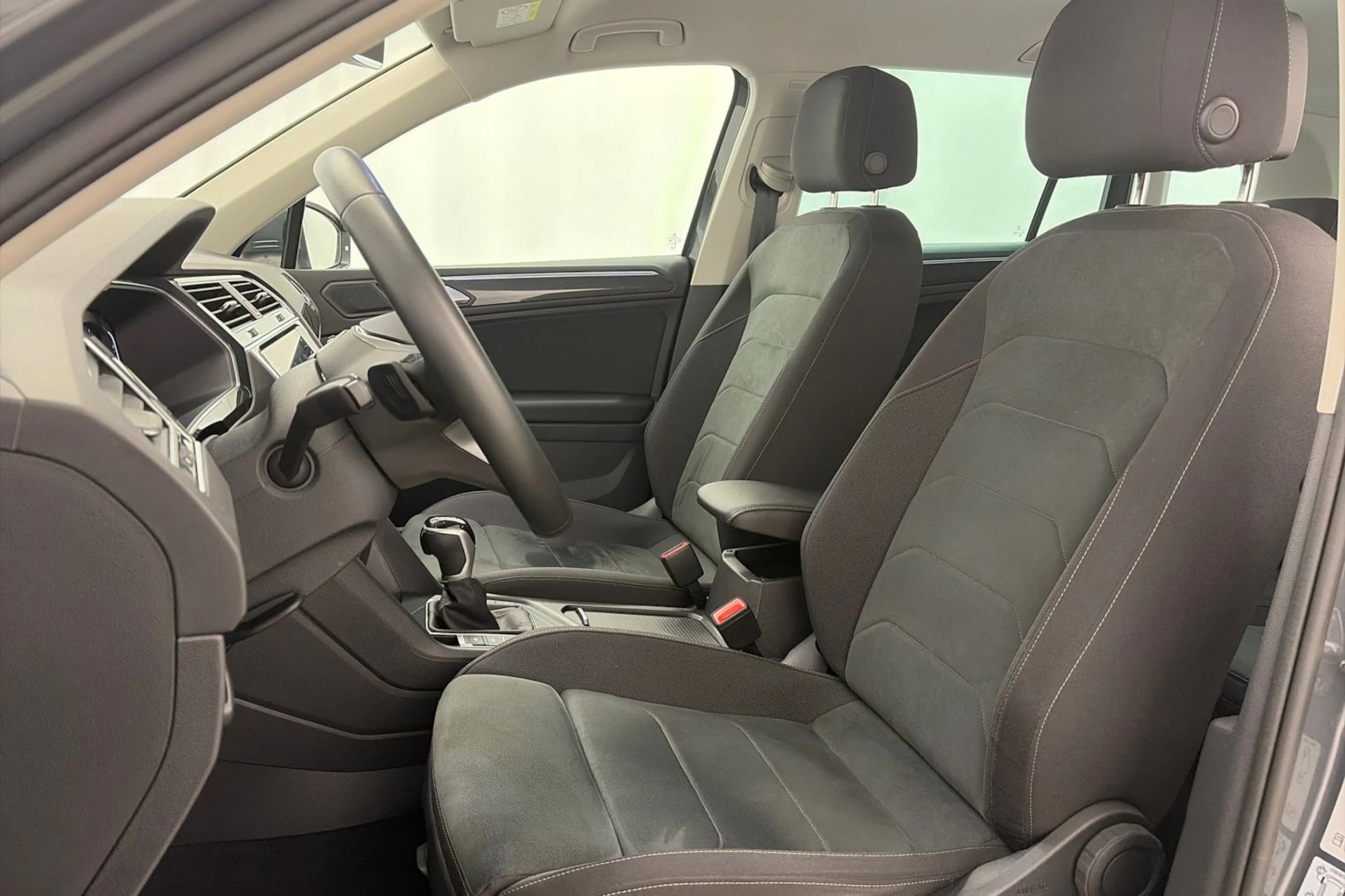 harmaa Volkswagen Tiguan 2023 kuva 17.