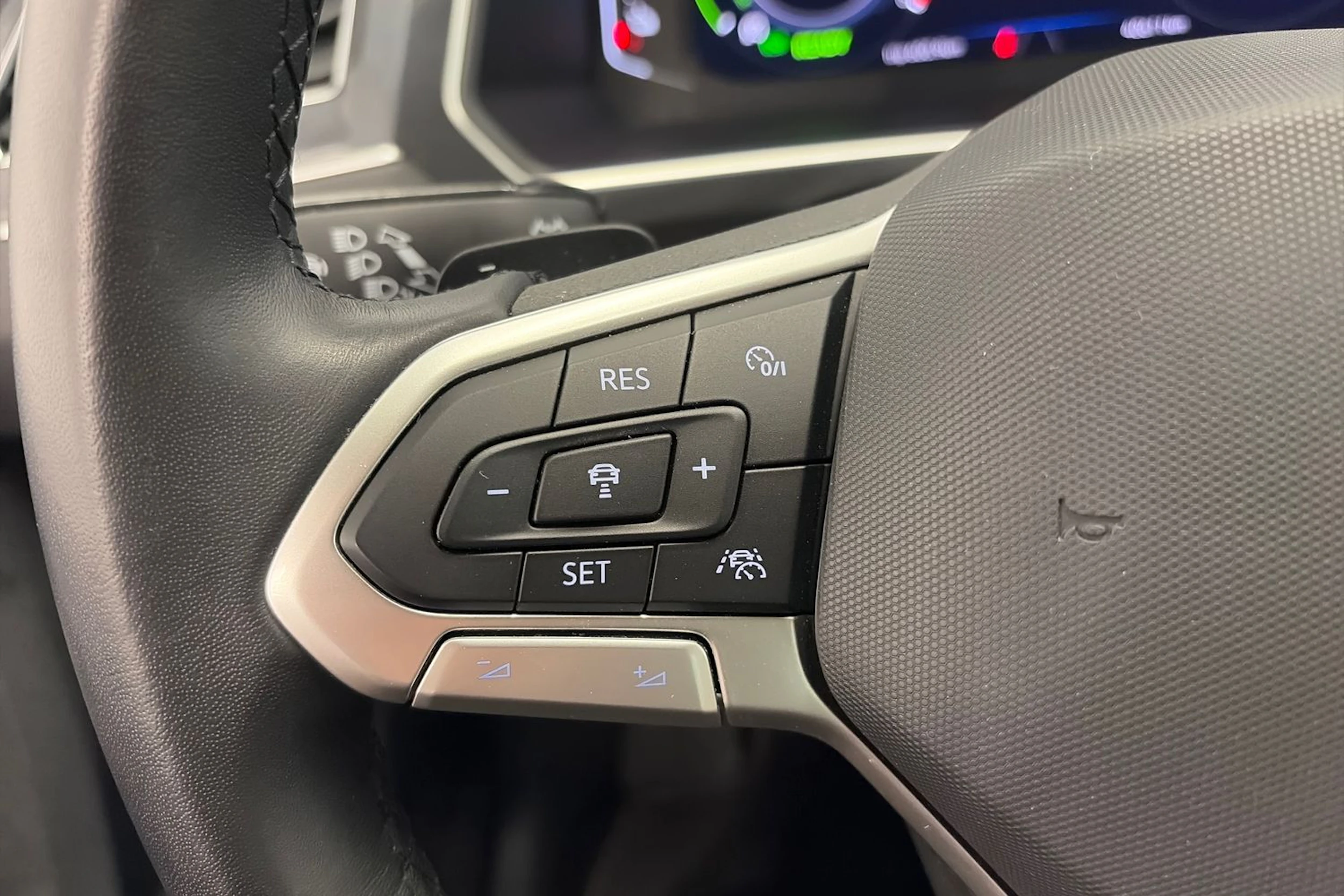 harmaa Volkswagen Tiguan 2023 kuva 21.