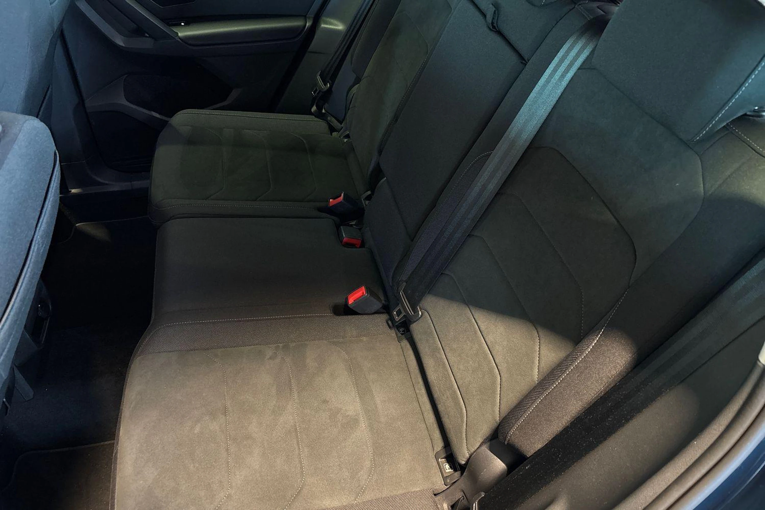Sininen Volkswagen Tiguan 2023 kuva 8.