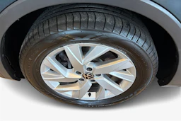 Sininen Volkswagen Tiguan 2023 kuva 9.