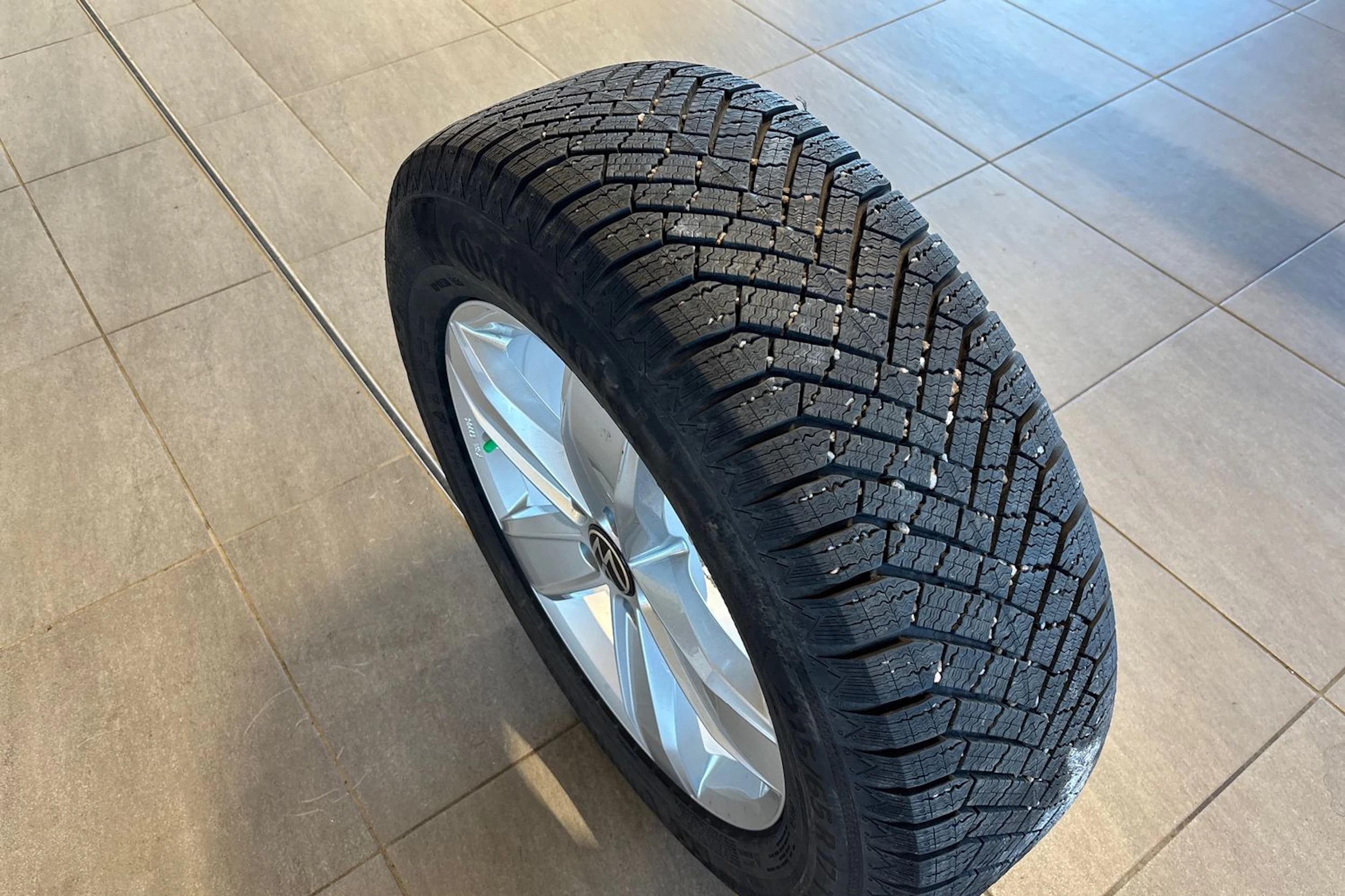 Sininen Volkswagen Tiguan 2023 kuva 11.