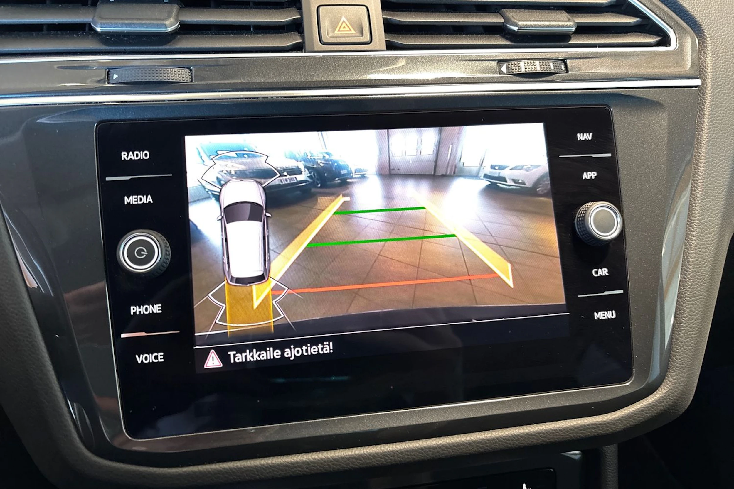 Sininen Volkswagen Tiguan 2023 kuva 13.