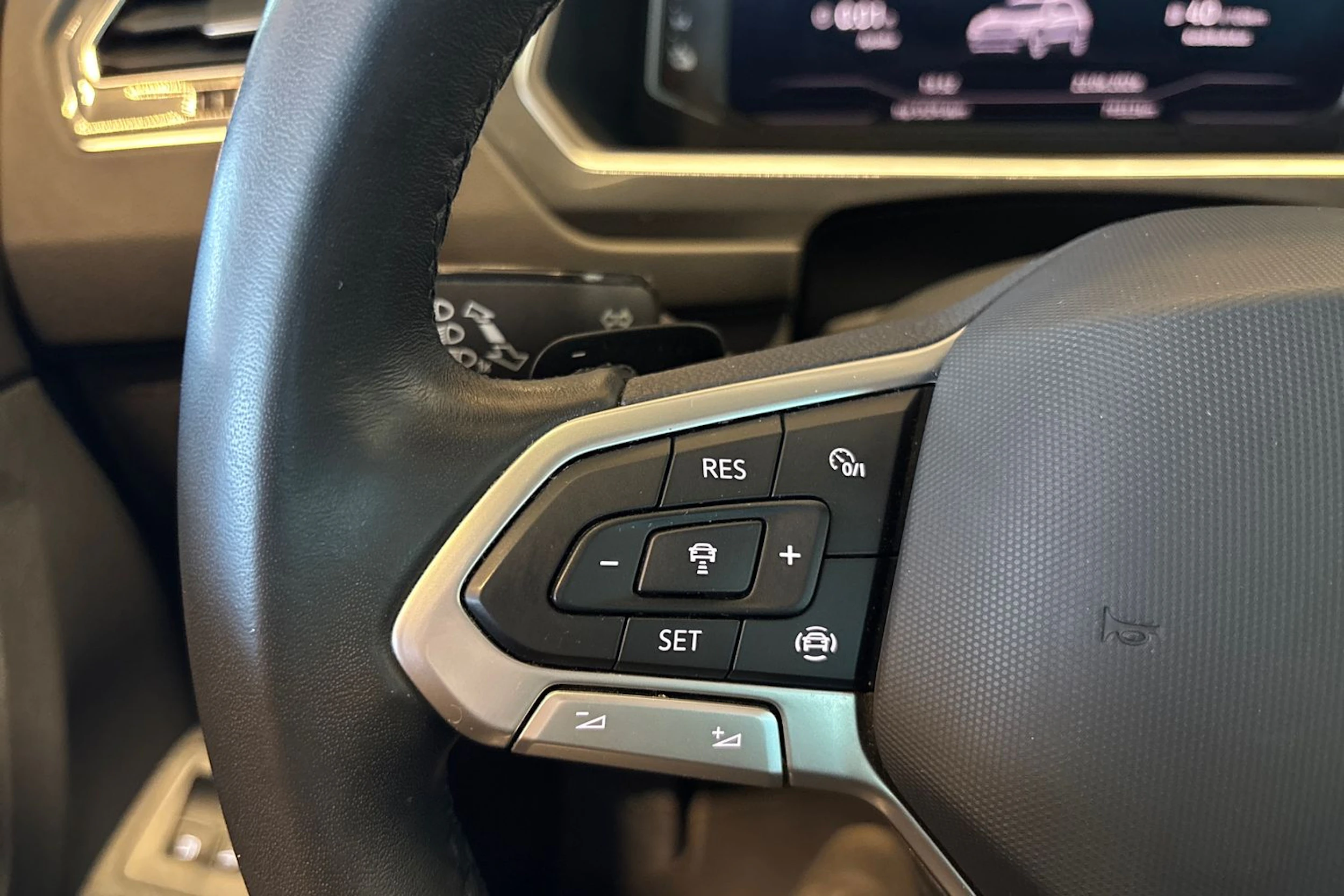 Sininen Volkswagen Tiguan 2023 kuva 14.