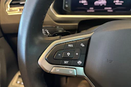Sininen Volkswagen Tiguan 2023 kuva 14.
