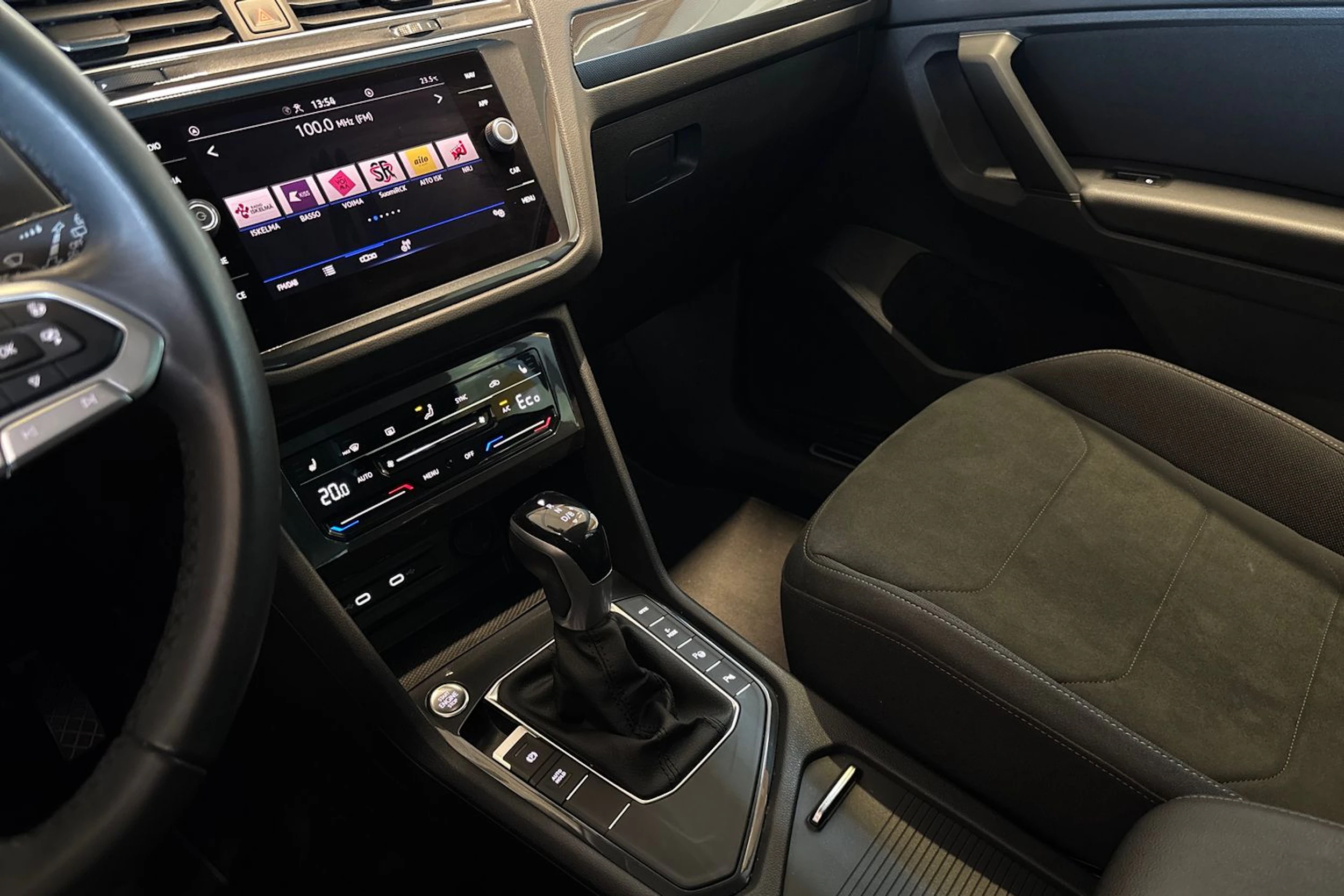 Sininen Volkswagen Tiguan 2023 kuva 17.