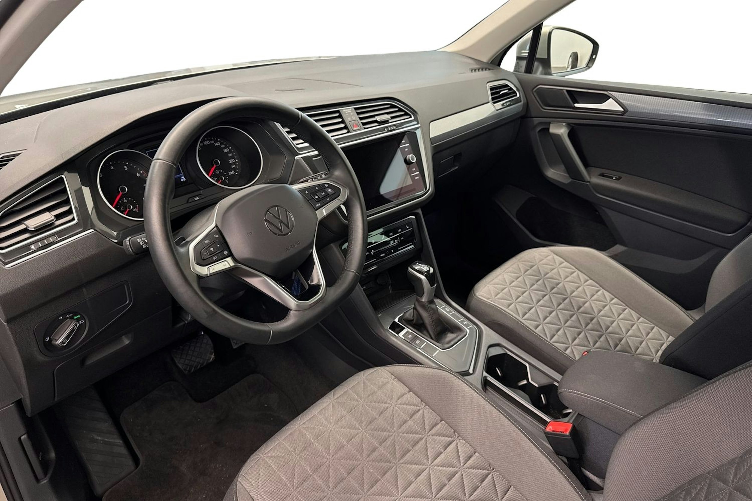 harmaa Volkswagen Tiguan 2023 kuva 7.