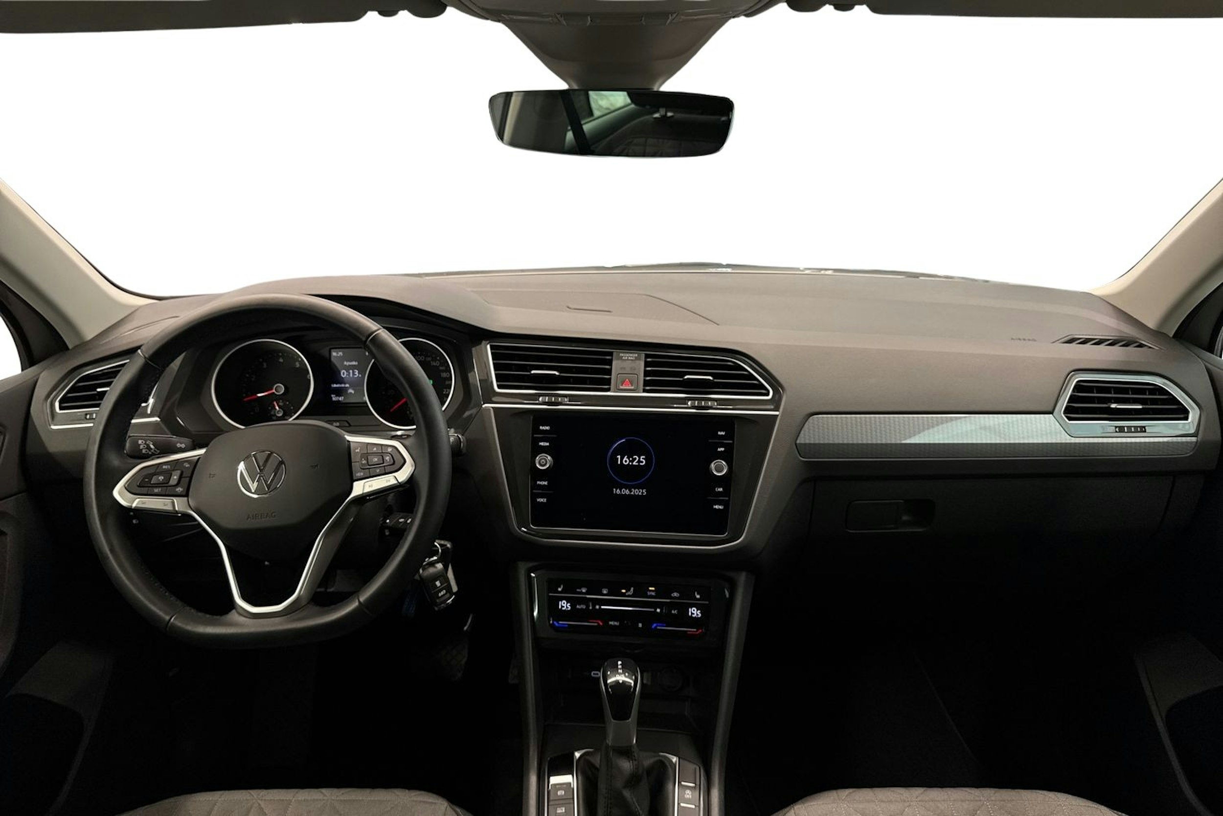 harmaa Volkswagen Tiguan 2023 kuva 9.