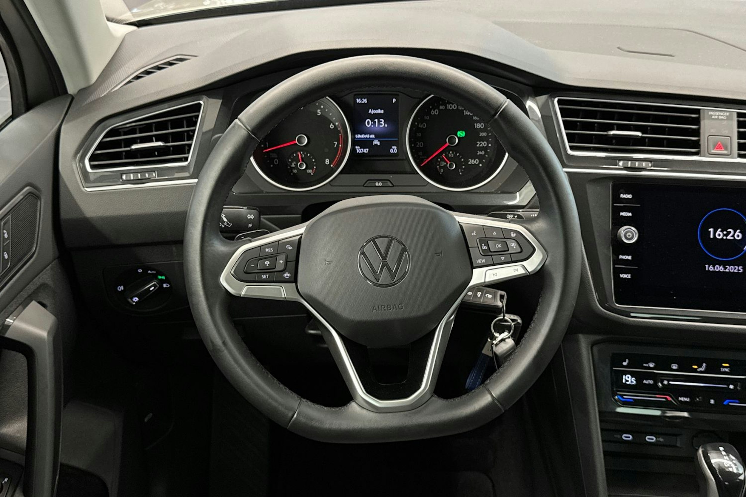 harmaa Volkswagen Tiguan 2023 kuva 14.