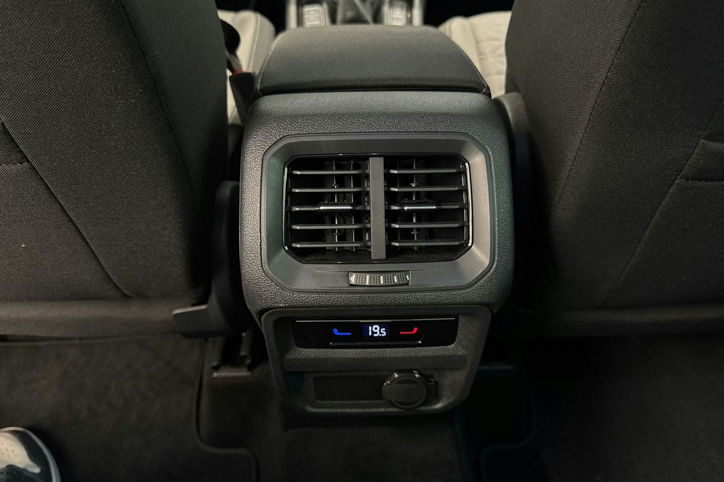 harmaa Volkswagen Tiguan 2023 kuva 15.