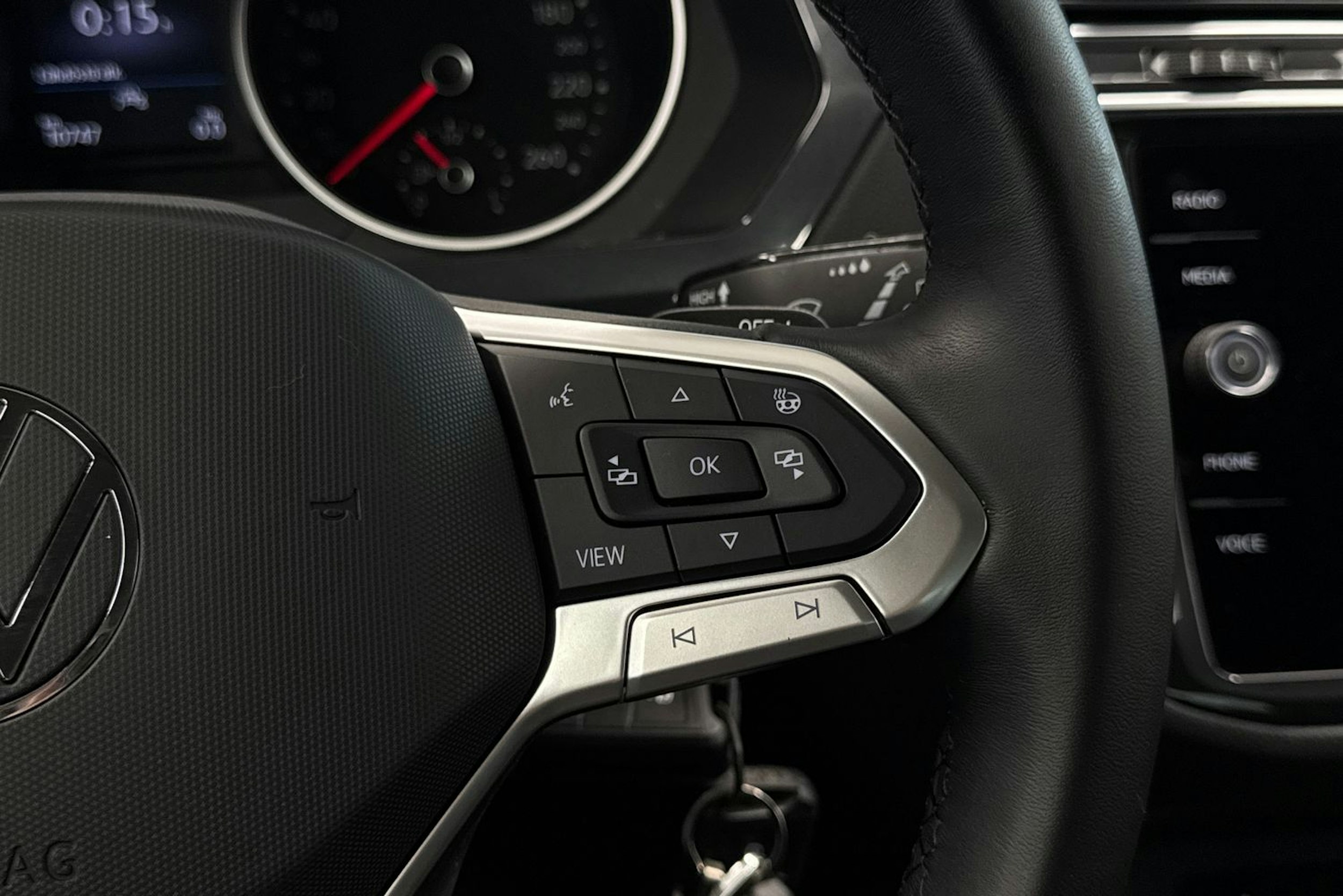 harmaa Volkswagen Tiguan 2023 kuva 18.