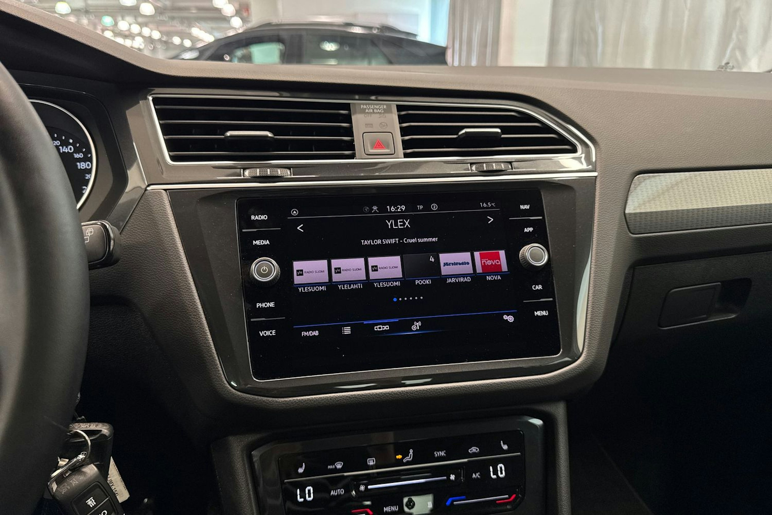 harmaa Volkswagen Tiguan 2023 kuva 23.