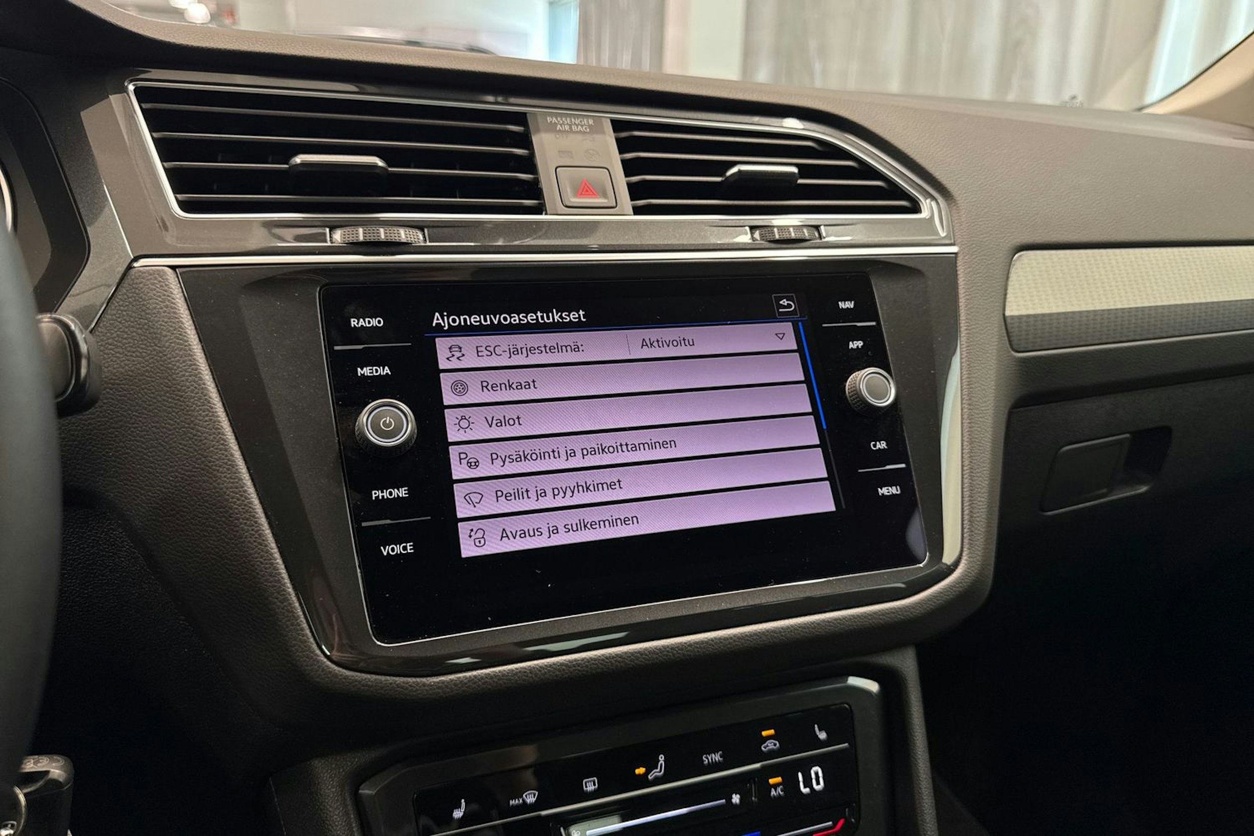 harmaa Volkswagen Tiguan 2023 kuva 26.