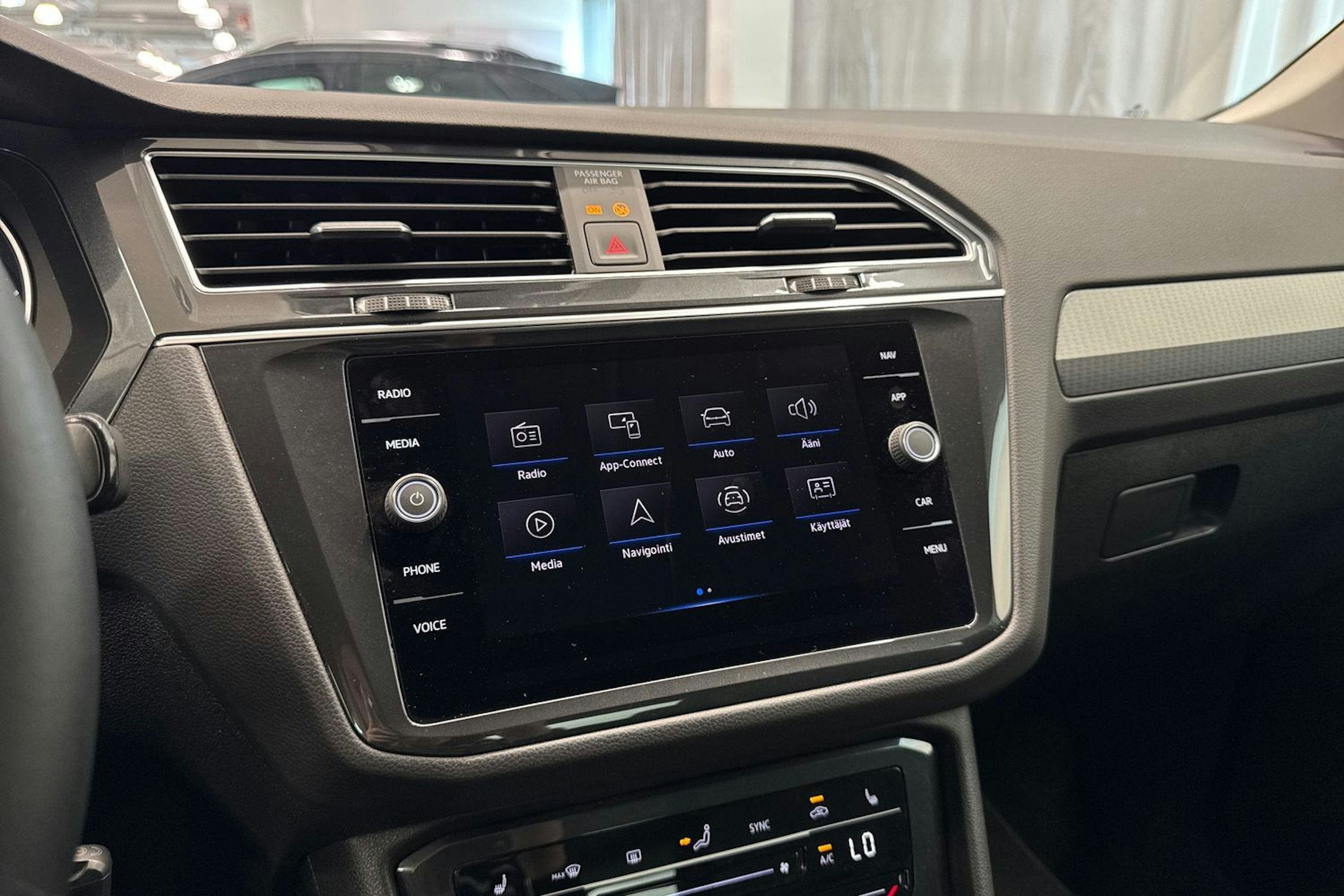harmaa Volkswagen Tiguan 2023 kuva 30.