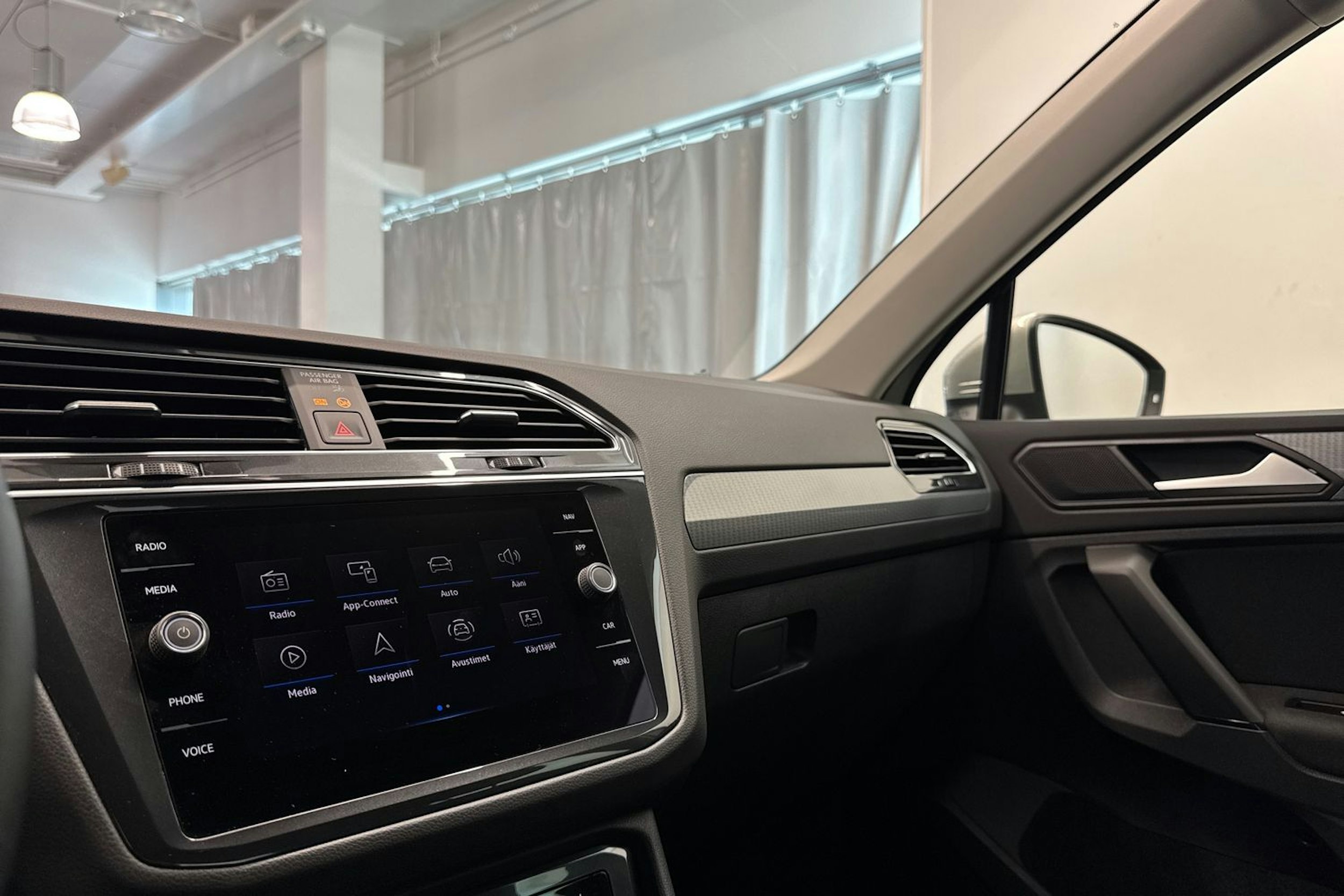 harmaa Volkswagen Tiguan 2023 kuva 31.