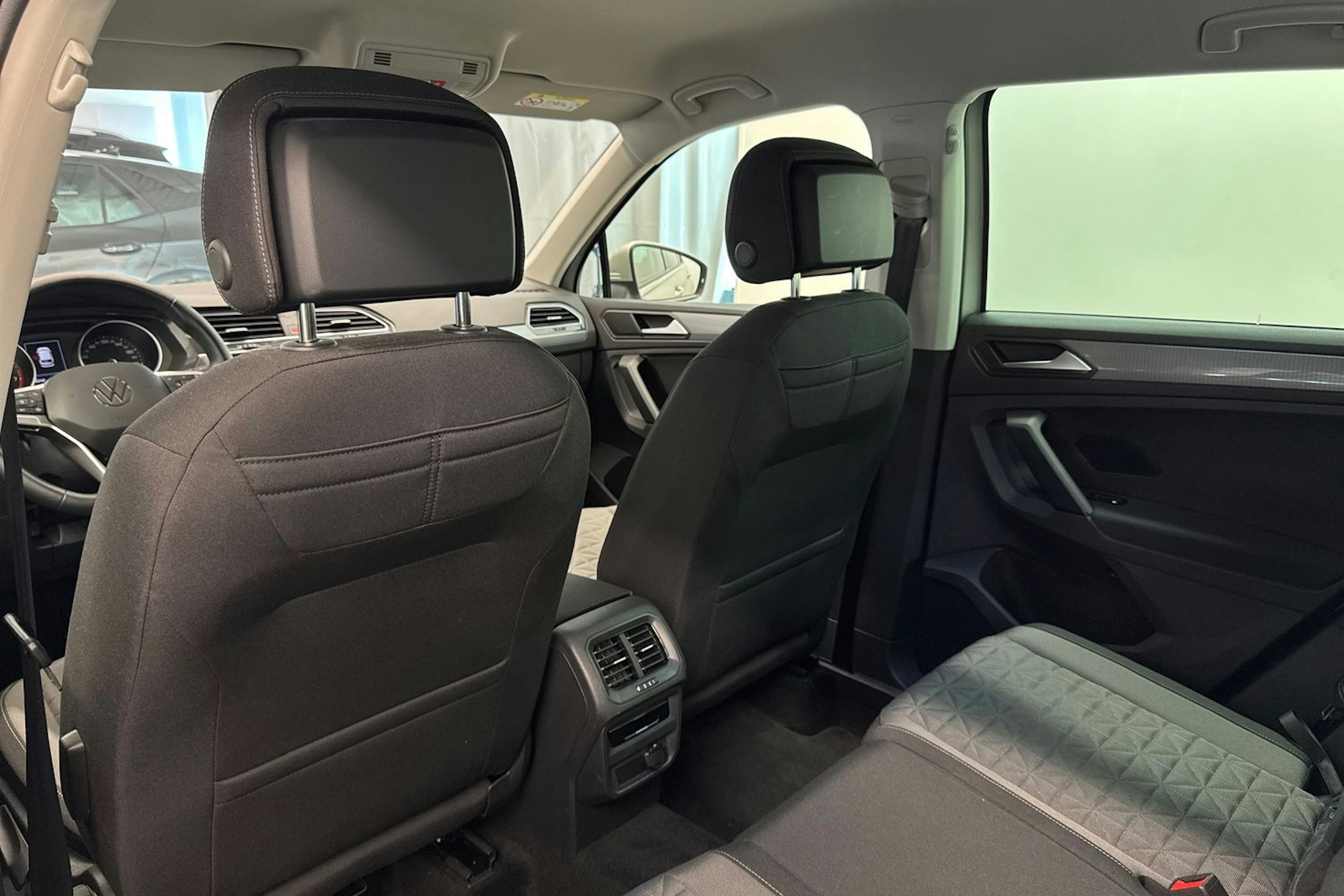 harmaa Volkswagen Tiguan 2023 kuva 33.