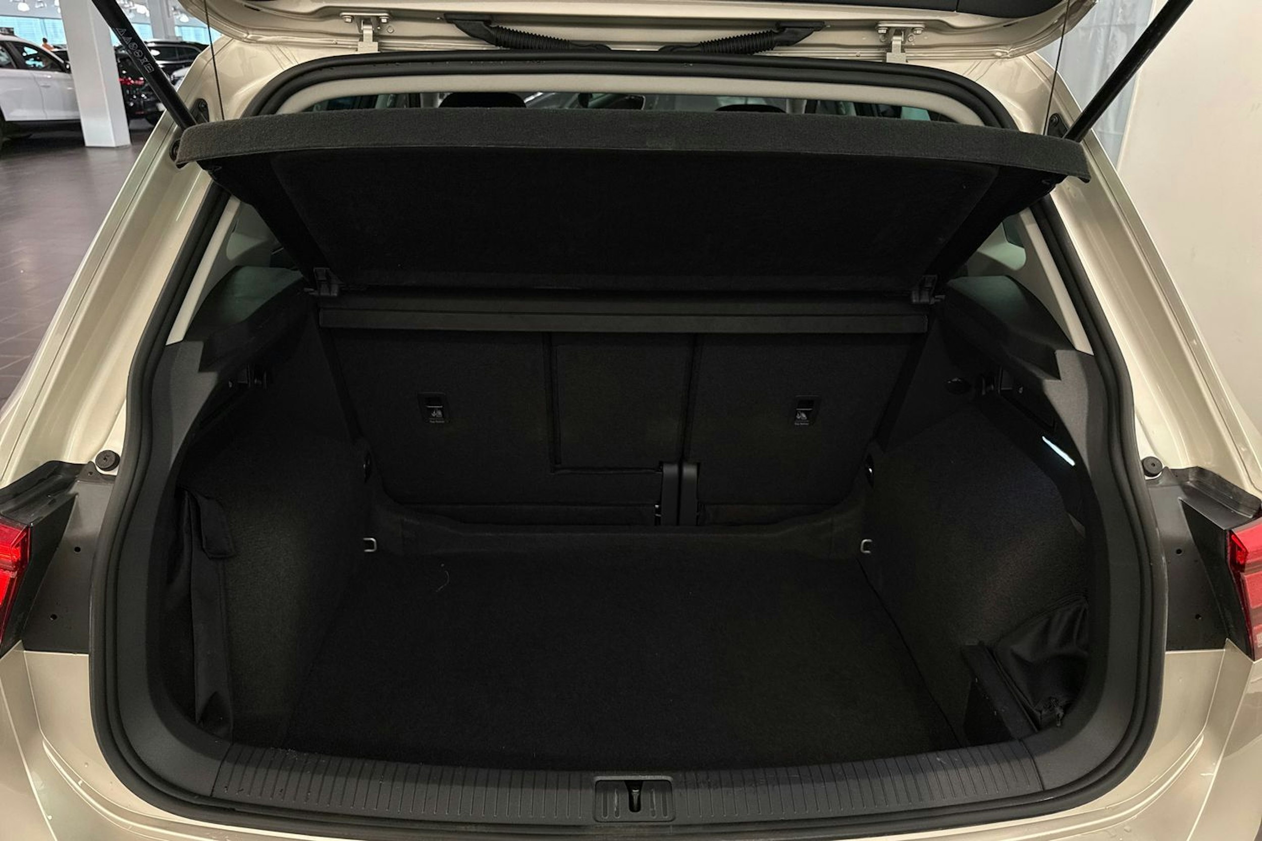 harmaa Volkswagen Tiguan 2023 kuva 34.