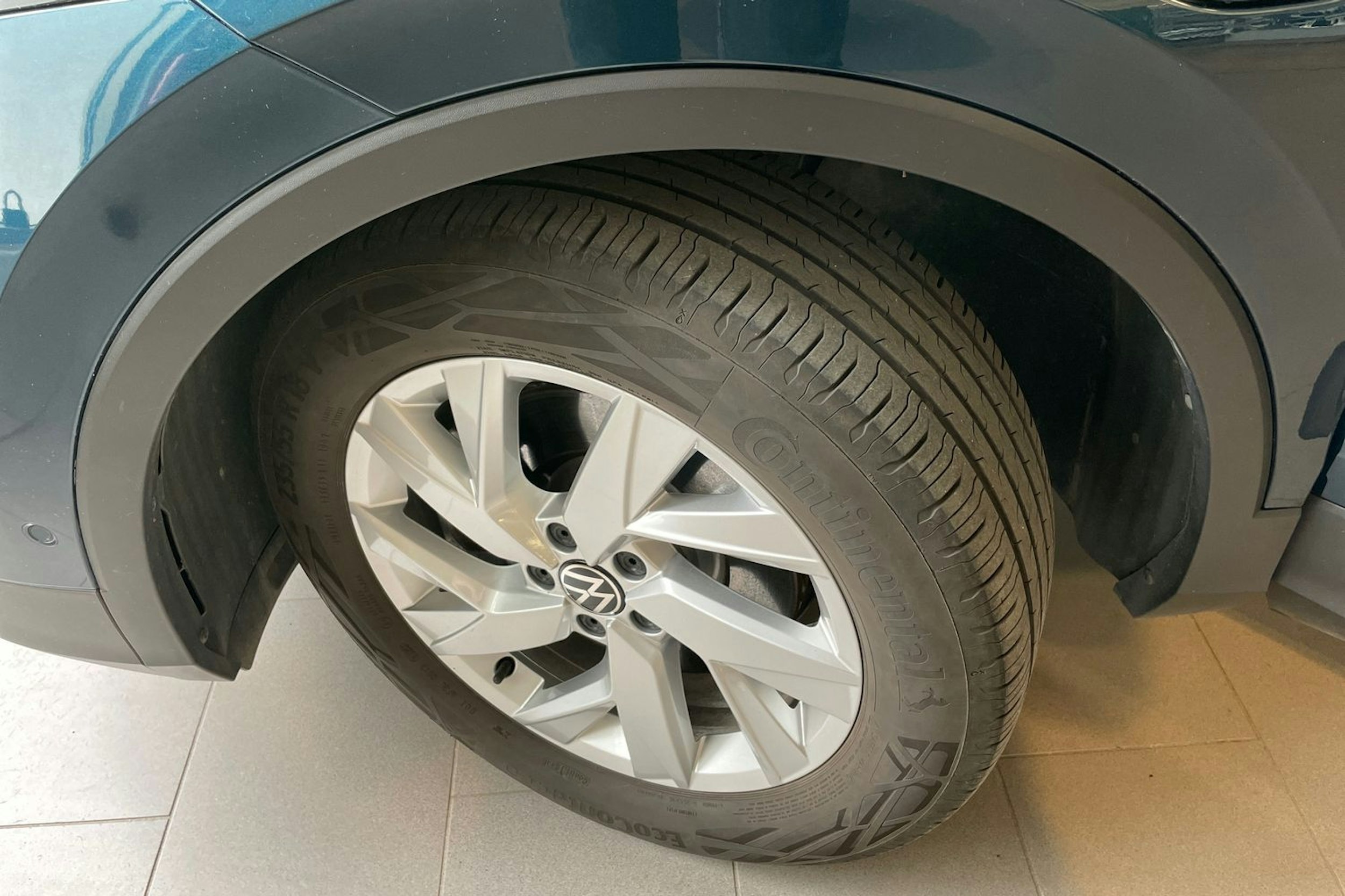 sininen Volkswagen Tiguan 2023 kuva 13.