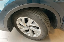 sininen Volkswagen Tiguan 2023 kuva 13.