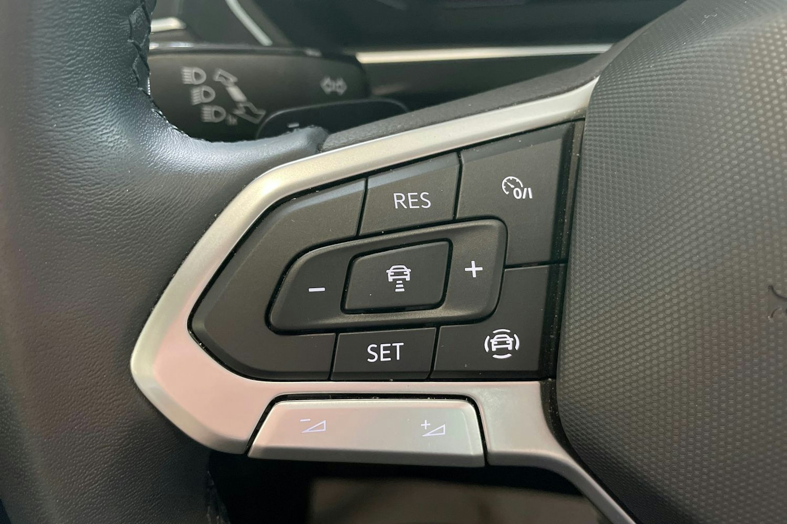 sininen Volkswagen Tiguan 2023 kuva 15.