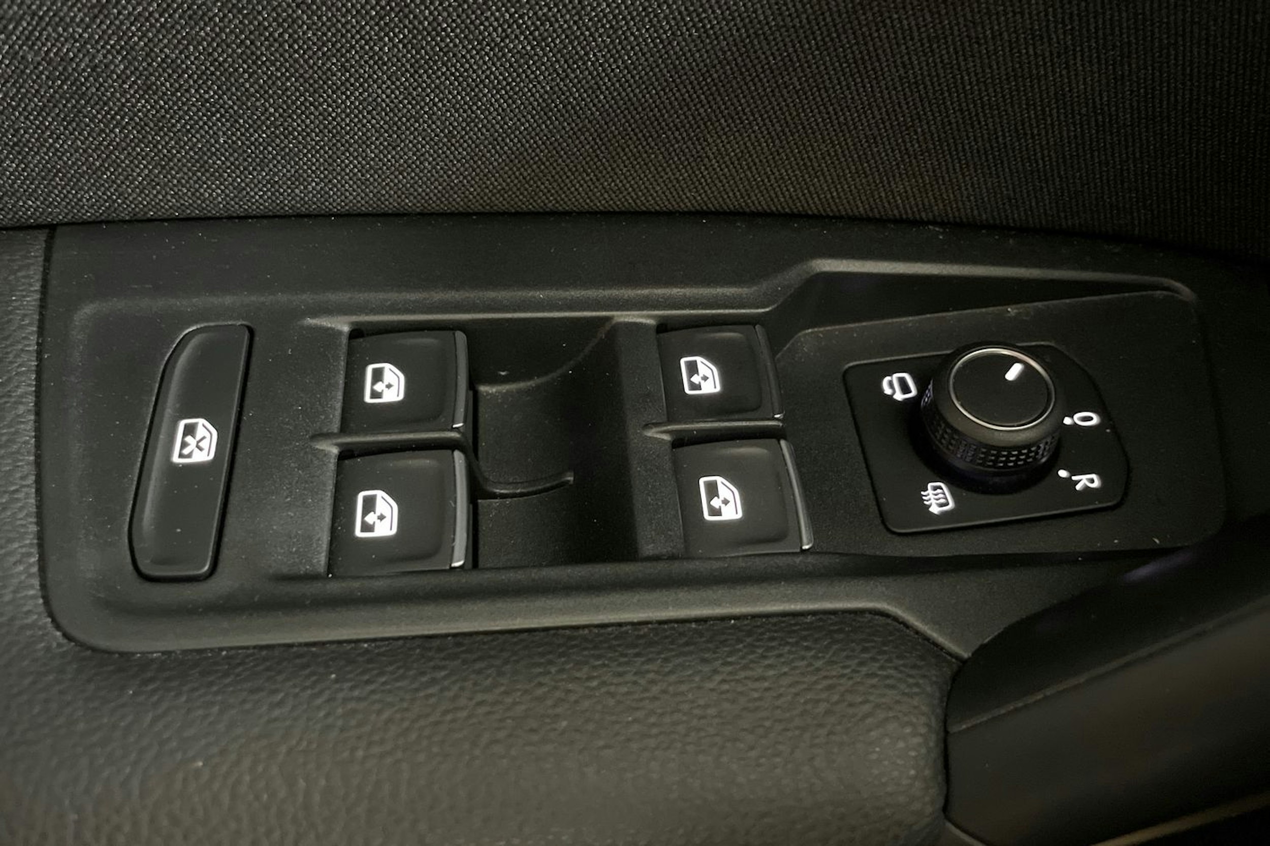 sininen Volkswagen Tiguan 2023 kuva 18.