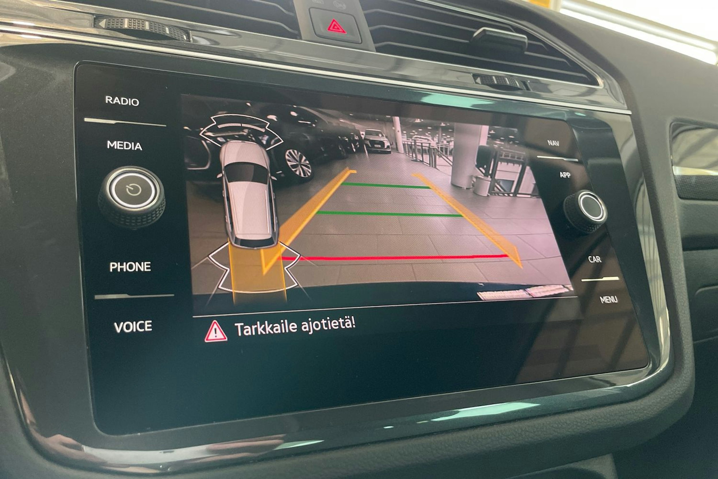 sininen Volkswagen Tiguan 2023 kuva 20.